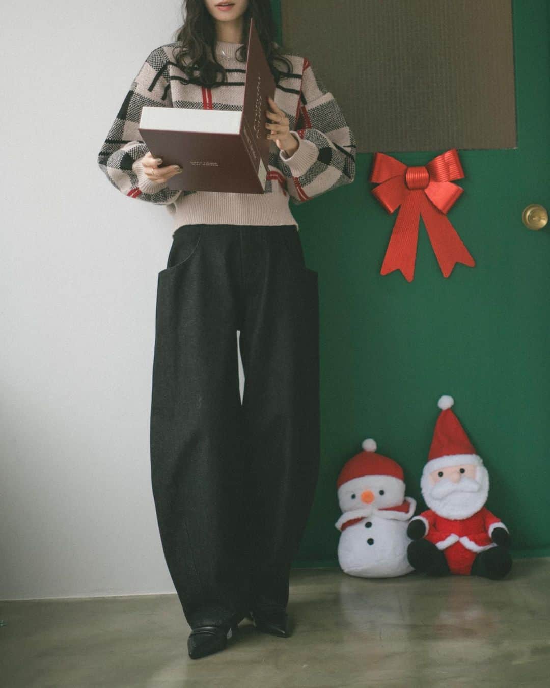 Vannie Officialさんのインスタグラム写真 - (Vannie OfficialInstagram)「HAPPY Merry Christmas 🎅🏻🎁🎄   plaid knit pullover black / beige / lightbeige ¥4,950(tax in)  ︎︎ out big pocket denim blue /black S / M / L ¥4,290(tax in)  ︎︎ #vannie_u #ヴァニーユー」12月21日 17時02分 - vannie__u