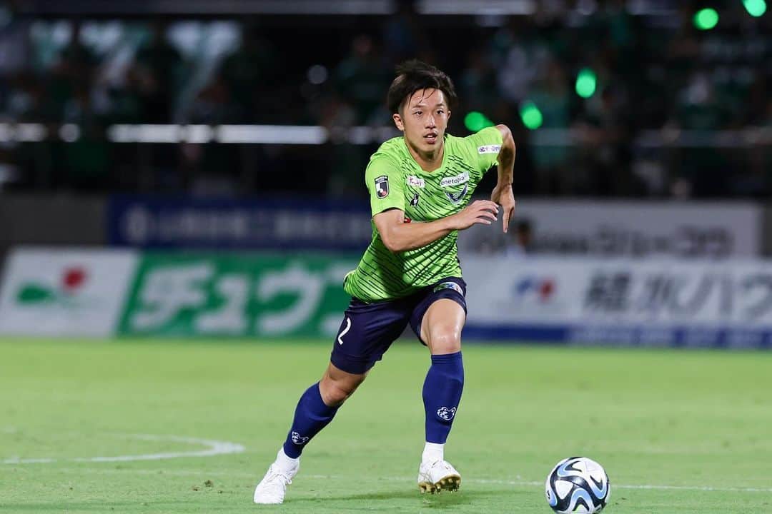 ガイナーレ鳥取さんのインスタグラム写真 - (ガイナーレ鳥取Instagram)「【トップチーム】 この度、#飯泉涼矢 選手が水戸ホーリーホック（J2）へ完全移籍することが決定しましたのでお知らせいたします。  1年間共に戦ってくれてありがとう。J2の舞台でも涼矢らしくがんばれ！  💬飯泉選手コメント ガイナーレ鳥取に関わる皆様 2023シーズン、たくさんのご支援ご声援をありがとうございました。 今シーズン動員をかけた松本戦、ホームでの初勝利のあの瞬間は自分にとってとても感動的なものでした。 あのような瞬間を味わわせてもらったこのクラブ、皆さんには感謝しかありません。 そして出られていなかった期間も期待の声をかけてくれていたからこそ、この話があると思っています。 僕は水戸ホーリーホックへ移籍します。 自分にとってJ2の舞台は初めてです。 この鳥取での成長をそのままに、更に水戸でも成長し飛躍します。 1年間という短い時間でしたが、ありがとうございました。 引き続きのご声援をよろしくお願いします！  #ガイナーレ鳥取」12月21日 17時02分 - gainare_tottori