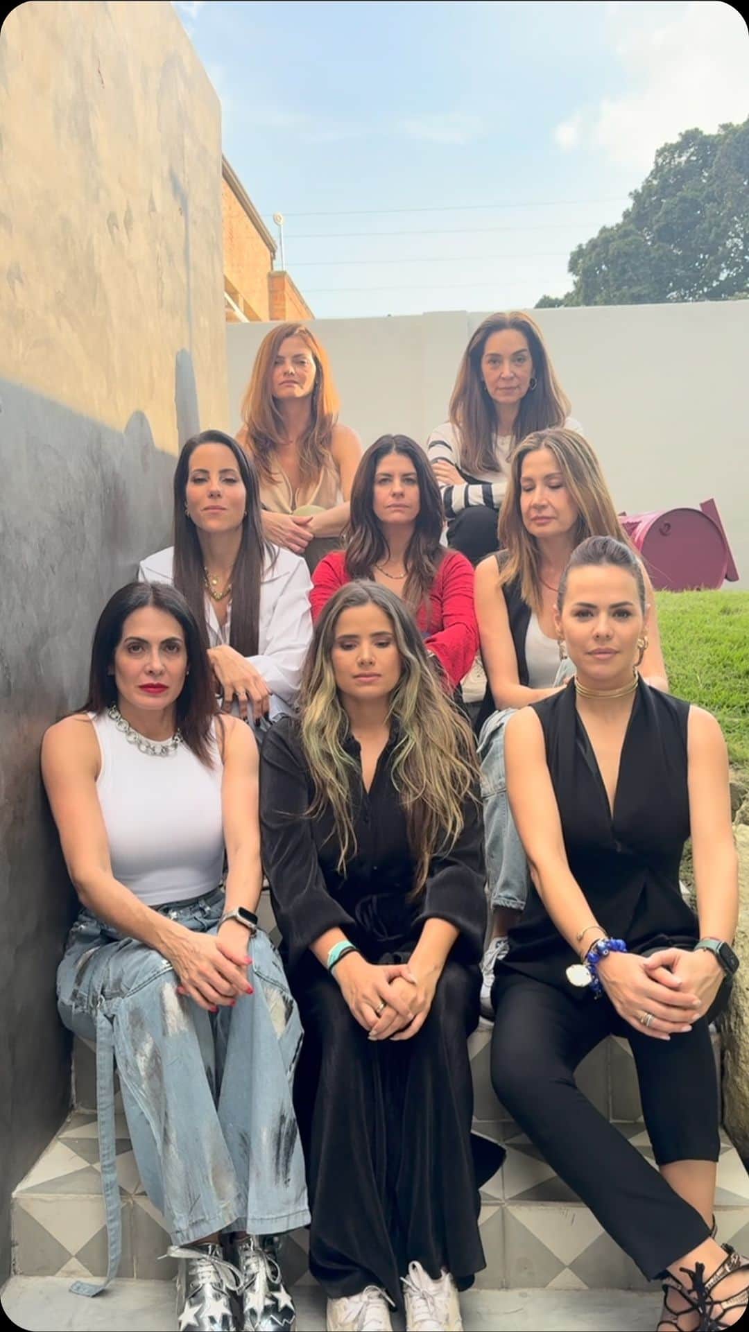 ポーラ・ベビラクアのインスタグラム：「Feliz navidad les deseamos las cantantes del año 🤣.  QUE BUEN PLAN ❤️🫶🏼   @lamarisolrr / @paulabevilacqua / @villamizarsonia / @claudialagatta / @romeroadriana / @mariantoduque / @nohelyarteaga @sabrinaveris✨   Gracias por compartir esta tarde con nosotros @servicios_especiales unos toldos TOP✨ @kucuruchos atención 10/10❤️ @lasmarianellas todo quedó hermoso 🫶🏼」