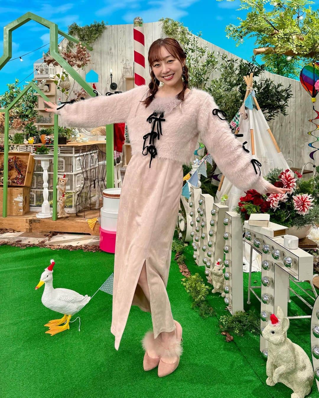 須田亜香里さんのインスタグラム写真 - (須田亜香里Instagram)「私にはサンタクロースは来ないだろうな〜と思ってたけど、チャンタクロースが和菓子くれました🎅🏻🎄 川合さんの自腹領収書が生々しいね😚 年内最後のスイッチ！ありがとうございました！ 来年も引き続き隔週水曜よろしくお願いしますー✨ #東海テレビスイッチ #和菓子 #クリスマス和菓子  #生放送で和菓子はいつも緊張する #須田亜香里衣装」12月21日 10時44分 - akarisuda