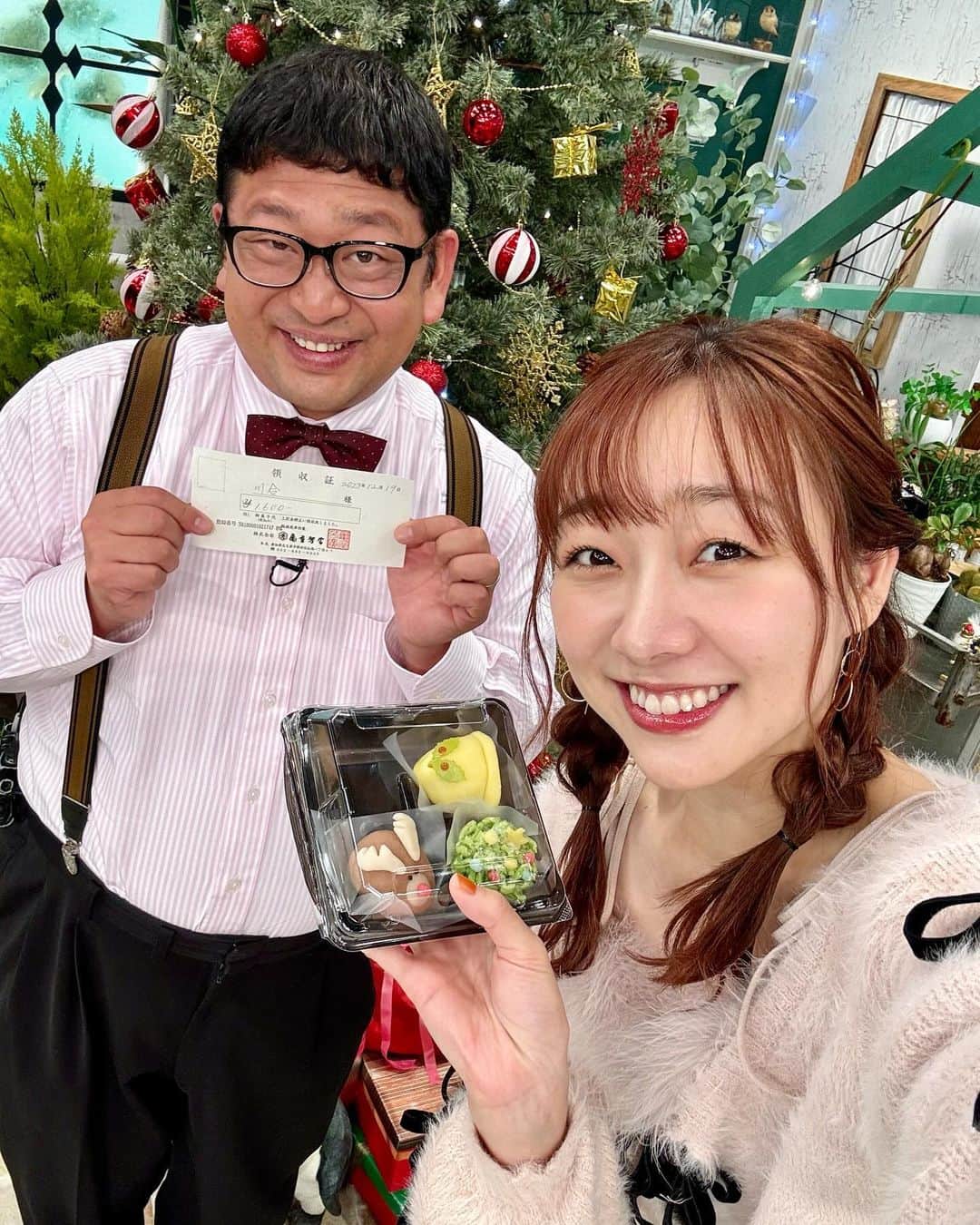 須田亜香里さんのインスタグラム写真 - (須田亜香里Instagram)「私にはサンタクロースは来ないだろうな〜と思ってたけど、チャンタクロースが和菓子くれました🎅🏻🎄 川合さんの自腹領収書が生々しいね😚 年内最後のスイッチ！ありがとうございました！ 来年も引き続き隔週水曜よろしくお願いしますー✨ #東海テレビスイッチ #和菓子 #クリスマス和菓子  #生放送で和菓子はいつも緊張する #須田亜香里衣装」12月21日 10時44分 - akarisuda