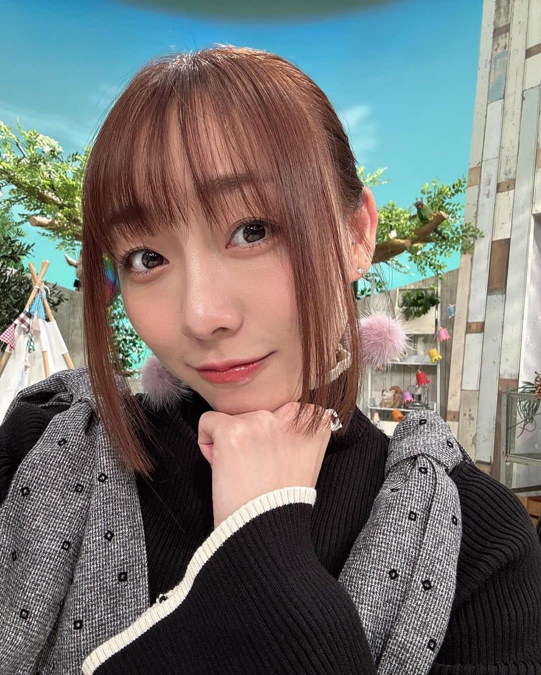 須田亜香里さんのインスタグラム写真 - (須田亜香里Instagram)「私にはサンタクロースは来ないだろうな〜と思ってたけど、チャンタクロースが和菓子くれました🎅🏻🎄 川合さんの自腹領収書が生々しいね😚 年内最後のスイッチ！ありがとうございました！ 来年も引き続き隔週水曜よろしくお願いしますー✨ #東海テレビスイッチ #和菓子 #クリスマス和菓子  #生放送で和菓子はいつも緊張する #須田亜香里衣装」12月21日 10時44分 - akarisuda
