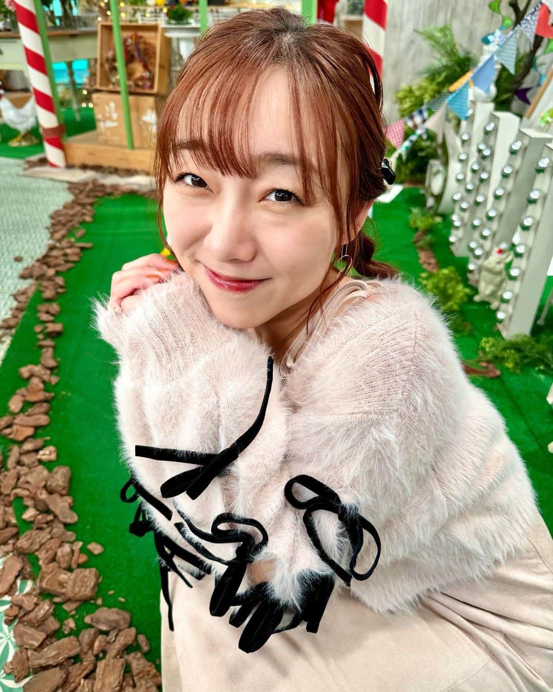 須田亜香里さんのインスタグラム写真 - (須田亜香里Instagram)「私にはサンタクロースは来ないだろうな〜と思ってたけど、チャンタクロースが和菓子くれました🎅🏻🎄 川合さんの自腹領収書が生々しいね😚 年内最後のスイッチ！ありがとうございました！ 来年も引き続き隔週水曜よろしくお願いしますー✨ #東海テレビスイッチ #和菓子 #クリスマス和菓子  #生放送で和菓子はいつも緊張する #須田亜香里衣装」12月21日 10時44分 - akarisuda