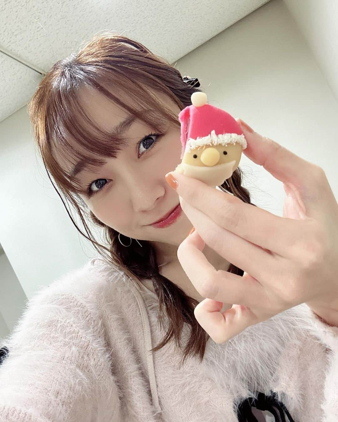 須田亜香里さんのインスタグラム写真 - (須田亜香里Instagram)「私にはサンタクロースは来ないだろうな〜と思ってたけど、チャンタクロースが和菓子くれました🎅🏻🎄 川合さんの自腹領収書が生々しいね😚 年内最後のスイッチ！ありがとうございました！ 来年も引き続き隔週水曜よろしくお願いしますー✨ #東海テレビスイッチ #和菓子 #クリスマス和菓子  #生放送で和菓子はいつも緊張する #須田亜香里衣装」12月21日 10時44分 - akarisuda