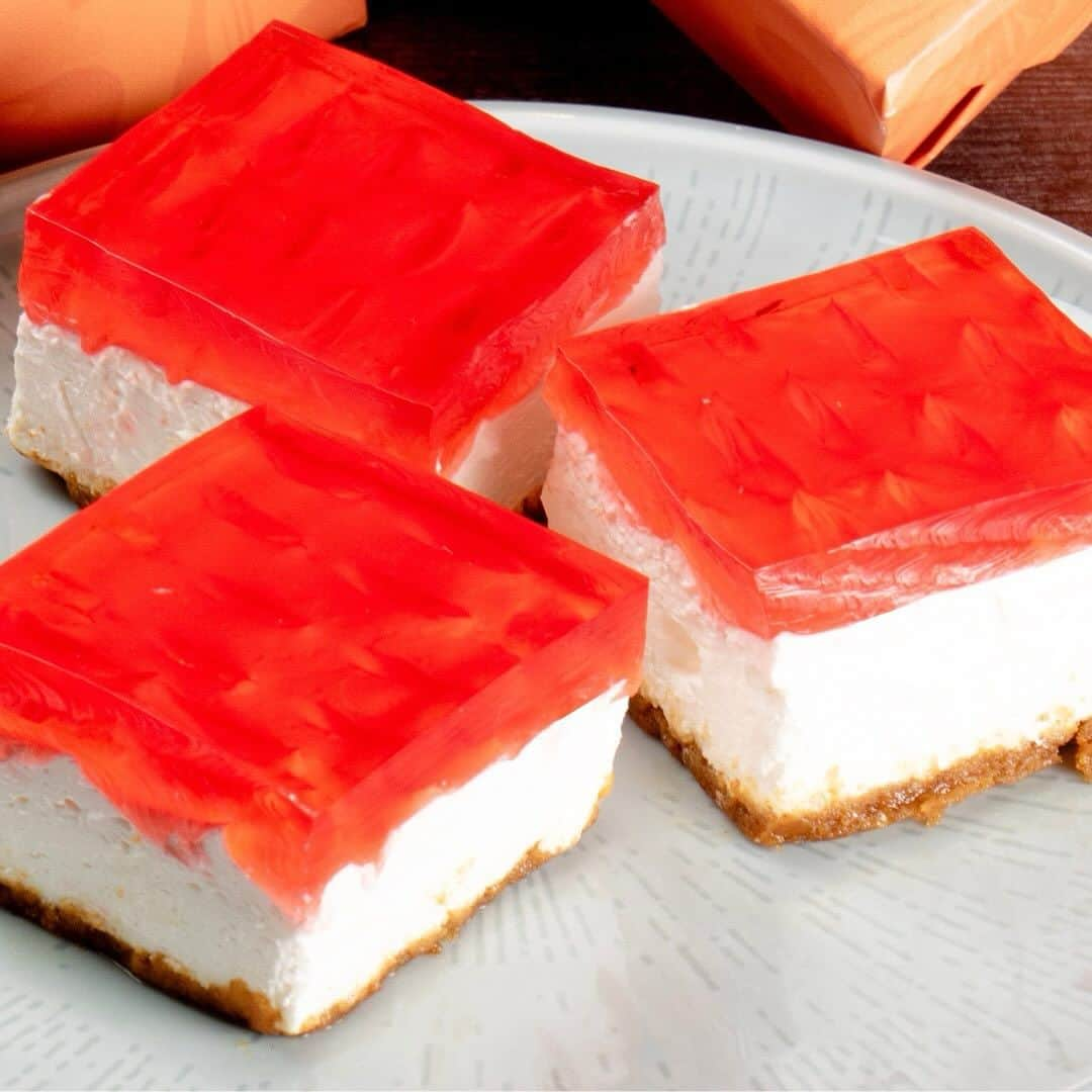 Zippy's Restaurantsのインスタグラム：「Strawberry gelatin on top, sweet cream cheese filling on the bottom 😋 Your favorite dessert is back! Get your hands on these Strawberry Gelatin Square at all Hawaii locations throughout December 🍓 #NextStopZippys」