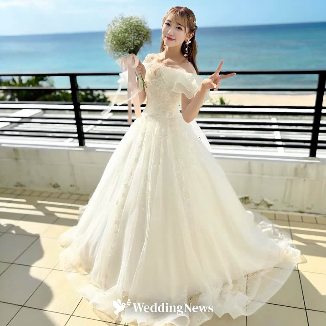 プレ花嫁の結婚式準備アプリ♡ -ウェディングニュースのインスタグラム：「編集部スタッフが見つけたっ🤍可愛いと思った花嫁コーデまとめっ💐 ………………………………………………………………… 結婚式準備を楽しく♡ 役立つ情報、トレンドを毎日配信中𓂃 𓈒𓏸  マナー・段取り・お金のことはアプリでチェック🤍 【 @weddingnews_editor 】の プロフィールURLからダウンロードしてね🕊💕 …………………………………………………………………  編集部のrinです🌼*･ﾟ  編集部スタッフが可愛いと思った♡ 花嫁コーデをご紹介します👰🏻‍♀️🫧  カバーは天使の羽のようなオフショルドレスが お似合いの花嫁さま🪽✨   #パール と #かすみ草ブーケ でトレンド感も🥰  ぜひ参考にしてみてくださいね💗  photo by  1枚目: @haruka577_wd さん 2枚目: @rino.wedding さん 3枚目: @asuharu_wd さん 4枚目: @yuri_lalawedding さん 5枚目: @dismoi_shop さん 6枚目: @maanaa_1129 さん  thank you𓂃𓈒𓏸  ………………………………… 🕊【毎日100記事更新❤️アプリ最新情報】🕊 …………………………………  本日新着のオススメ記事をご紹介します✨  ①23年冬最新♡【結婚指輪ブランド】ランキング！相場・デザインも総まとめ《指輪》 ②おしゃれなプチギフト110選♡ゲストが喜ぶものって？たっぷり紹介＊*《演出》 ③ウェルカムスペースに使える♡結婚式におすすめの【IKEAアイテム】10選＊《テーマ装飾》  ※《》は記事のあるカテゴリー名❤️ などなど、その他にも役立つ記事を配信中💕アプリダウンロードがまだお済みでない方は是非 @weddingnews_editor のURLからダウンロードしてみてくださいね💕  ＼📷投稿お待ちしています／  花嫁はもちろん、業者さんも大歓迎✨ アナタのお写真や動画をご紹介してもOKという方は、ぜひ #ウェディングニュース に投稿してください💕 他のSNSでも掲載させていただく可能性がございます𓅪  ……………………………………………… 🌷 #ウェディングニュース って？🌷 ……………………………………………… ⁡ ⁡ 花嫁のリアルな”声”から生まれた花嫁支持率No1✨スマホアプリです📱準備に役立つ情報を発信しています💐 アプリはプロフィールのURLからダウンロードしてね🕊 ⁡ 業界フォロワー数No.1✨総合アカウント @weddingnews_editor  花嫁のためのお勉強アカウント @weddingnews_dandori  ⁡ ⁡ナチュラルウェディングをご紹介 @weddingnews_natural  花嫁さんから式場探し @weddingnews_brides  花嫁のためのドレスカタログ ＠dress_weddingnews.jp ⁡ 他の公式アカウントも是非チェックしてみてね💕 ⁡ ⁡ #結婚式準備 #ウェディング #花嫁 #ウエディング #プレ花嫁 #結婚式 #結婚 #花嫁コーデ #ウェディングドレス #カラードレス #お色直しドレス #花嫁ヘア #ウェディングヘア #ブライダルヘア #ウェディングアクセサリー #ブライダルアクセサリー #ウェディングブーケ #ブライダルブーケ #カラーブーケ」