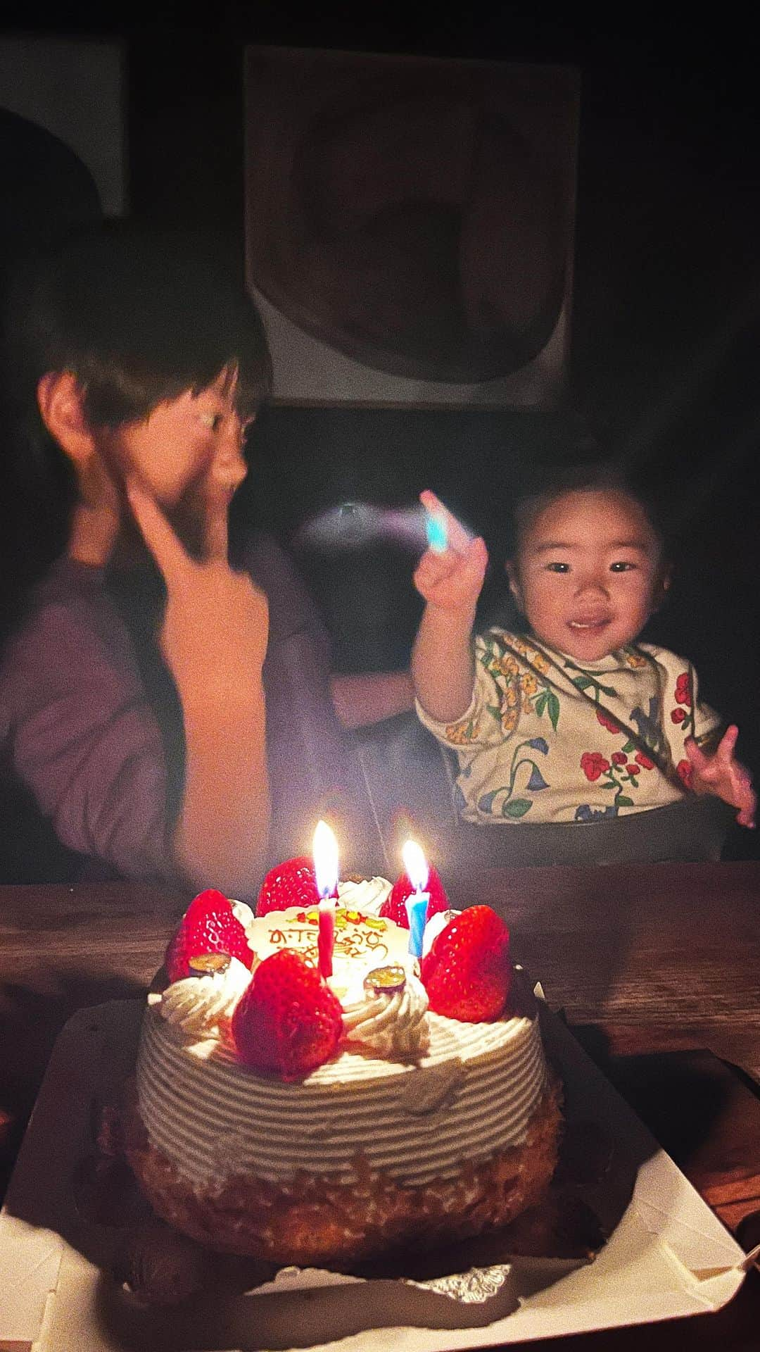 宇藤えみのインスタグラム：「11月15日🍁遅い記録 おちびの誕生日でした。 ケーキしか見てないねぇ🎂 去年は引っ越ししたばかりでバッタバタで 1歳のお祝いなのに盛大にお祝いしてあげられなく… 🙇‍♀️ (1歳のバースデームービーも途中🫢) 今年こそはと思っていたけど 普段と変わらず散歩して海で遊んでいつも通り過ごしました。 おちびの名前のような真っ赤な綺麗な空を見る事ができたし ケーキもすごく喜んでくれたからまぁいいか🎂 こう見えて成長曲線はいつもギリギリで小柄ちゃんだけど誰に似たのか気は強く… どこまででも響く声で愉快に歌ってくれてw おてんばちゃんだけどお世話好き ゲラゲラと笑う姿はなんだかおばさんのよう そんなあなたに癒され救われる事がたくさん ありがとう。 2歳おめでとう。  そして今日は愛媛ばぁばの誕生日。 おめでとう🎂  #お誕生日」