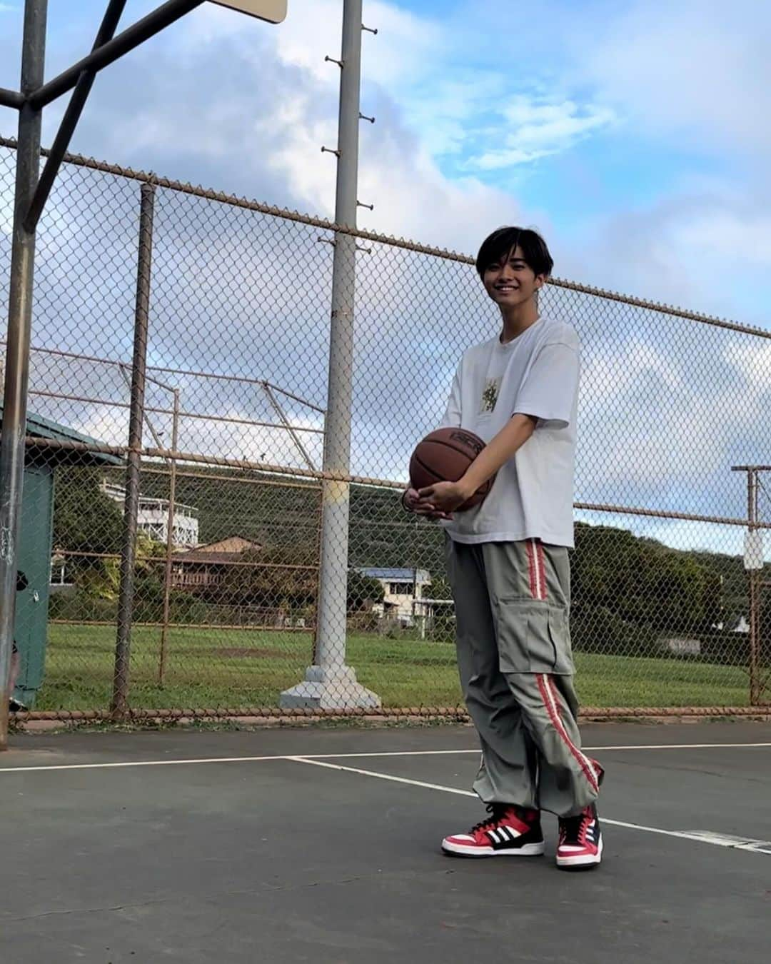 高澤笑大郎のインスタグラム：「休日にバスケットボールしました😆🏀  Played basketball ball on the weekend :) What sport do you play?👀  #Crossingrain #XR #xr #boyband #Hawaii #Oahu #Aloha #Music #Japan #Honolulu #Hilo #Kpop #Jpop #rap #singing #dance #have #courage #and #be #kind #ありのまま」