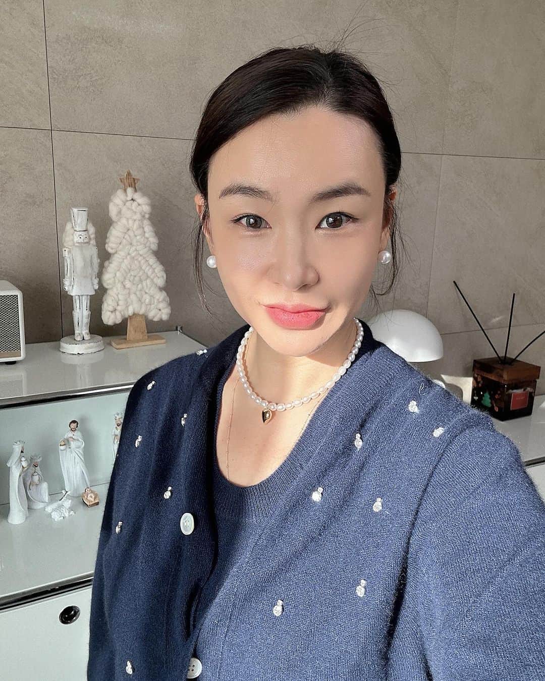 ペ・ユンジョンのインスタグラム：「오늘은 재율이어린이집 크리스마스행사갑니다😎 무드립 코랄+레드 조합으로 발라봤어요!! 그대들도 막발라도 자연스러운 무드립 연말이랑 크리스마스에 함께하세요💄 @bbaeeonni_shop  #무브모션#무드립#빼언니샵」