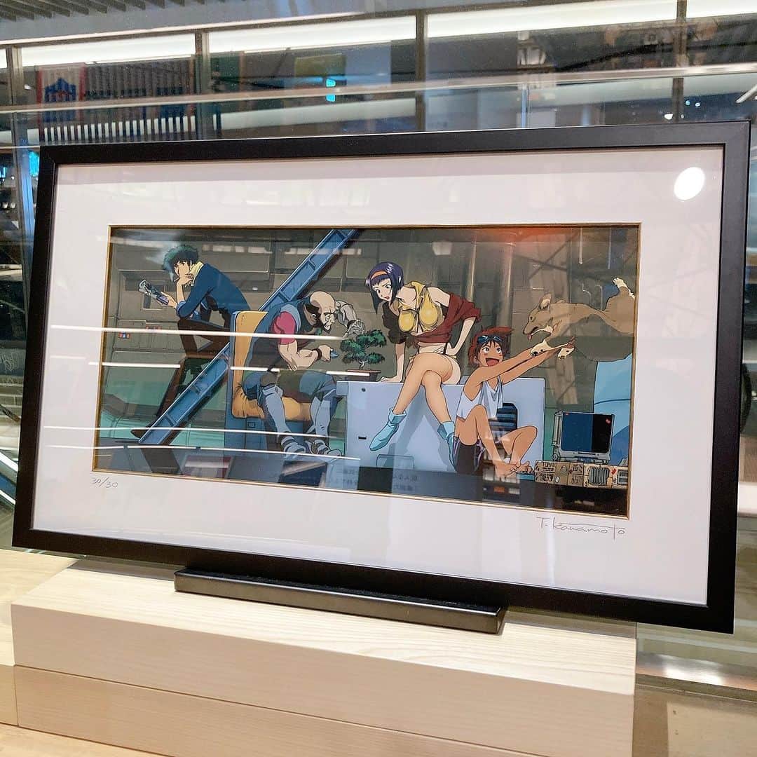 銀座 蔦屋書店さんのインスタグラム写真 - (銀座 蔦屋書店Instagram)「カウボーイビバップTV放送25周年記念フェア  2023年12月20日（水）～2024年2月4日（日）の期間、「カウボーイビバップTV放送25周年記念フェア」を開催いたします。  キャラクターデザインの川元利浩氏直筆サイン入り複製原画を含む、計４種の銀座 蔦屋書店限定複製原画の受注販売、12月13日に発売された「COWBOY BEBOP LP-BOX」や、菅野よう子が新たに選曲・編集したLP３タイトルの販売、全曲収録版CD『Soundtrack From The Netflix Series』、関連グッズ等の販売を行います。  「カウボーイビバップ」は1998年に放送開始され、2023年で放送25周年を迎えたSFアクションアニメです。スタイリッシュな映像と、ジャンルレスな内容でクオリティが高い劇中音楽が当時話題となり、日本を代表するアニメのひとつとなっています。今回のフェアでは、「カウボーイビバップ」TV放送25周年を記念して、キャラクターデザインの川元利浩氏直筆サイン入り、もしくはデジタルサインが入った計４種の銀座 蔦屋書店限定複製原画（エディションナンバー入り・数量限定）の受注販売をはじめ、12月13日に発売された「COWBOY BEBOP LP-BOX」や、菅野よう子が新たに選曲・編集したLP３タイトル、さらに初めて全曲収録版CDとなった『Soundtrack From The Netflix Series』を販売。そのほか「カウボーイビバップ」関連のグッズ販売を行います。  ●前期展示　12月20日（水）～12月26日（火） 開催場所｜コミック売場　フェア小道 内容｜キャラクターデザイン・川元利浩氏直筆サイン入り複製原画１種の受注販売。菅野よう子氏のLP-BOX、菅野よう子氏が新たに選曲・編集した3タイトル、全曲収録版CD『Soundtrack From The Netflix Series』の販売。「カウボーイビバップ」グッズ各種の販売。  ●後期展示　12月27日（水）～2月4日（日） 開催場所｜コミック売場　フェア平台 内容｜前期の販売内容に加え、キャラクターデザイン・川元利浩氏のデジタルサイン入り複製原画３種の受注販売を行います。  カウボーイビバップTV放送25周年記念フェア 会期：2023年12月20日（水）～2月4日（日）※終了⽇は変更になる場合があります。 時間：10:30～21:00 会場：銀座 蔦屋書店　コミック売場　スターバックス側小道、フェア平台 主催：銀座 蔦屋書店 お問い合わせ：03-3575-7755(営業時間内) / info.ginza@ccc.co.jp  ▶詳細はこちら https://store.tsite.jp/ginza/blog/humanities/37702-1337121211.html  #カウボーイビバップ #COWBOYBEBOP #川元利浩 #菅野よう子 #ToshihiroKawamoto #YokoKanno #本屋 #書店 #tokyo #tokyobookstore #bookstore #bookshop #prettybookplaces #gsix #ginzasix #銀座 #蔦屋書店 #ginza #銀座蔦屋書店 #ginzatsutayabooks #tsutayabooks」12月21日 15時21分 - ginza_tsutayabooks
