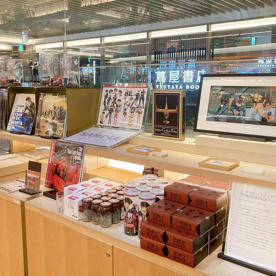 銀座 蔦屋書店のインスタグラム：「カウボーイビバップTV放送25周年記念フェア  2023年12月20日（水）～2024年2月4日（日）の期間、「カウボーイビバップTV放送25周年記念フェア」を開催いたします。  キャラクターデザインの川元利浩氏直筆サイン入り複製原画を含む、計４種の銀座 蔦屋書店限定複製原画の受注販売、12月13日に発売された「COWBOY BEBOP LP-BOX」や、菅野よう子が新たに選曲・編集したLP３タイトルの販売、全曲収録版CD『Soundtrack From The Netflix Series』、関連グッズ等の販売を行います。  「カウボーイビバップ」は1998年に放送開始され、2023年で放送25周年を迎えたSFアクションアニメです。スタイリッシュな映像と、ジャンルレスな内容でクオリティが高い劇中音楽が当時話題となり、日本を代表するアニメのひとつとなっています。今回のフェアでは、「カウボーイビバップ」TV放送25周年を記念して、キャラクターデザインの川元利浩氏直筆サイン入り、もしくはデジタルサインが入った計４種の銀座 蔦屋書店限定複製原画（エディションナンバー入り・数量限定）の受注販売をはじめ、12月13日に発売された「COWBOY BEBOP LP-BOX」や、菅野よう子が新たに選曲・編集したLP３タイトル、さらに初めて全曲収録版CDとなった『Soundtrack From The Netflix Series』を販売。そのほか「カウボーイビバップ」関連のグッズ販売を行います。  ●前期展示　12月20日（水）～12月26日（火） 開催場所｜コミック売場　フェア小道 内容｜キャラクターデザイン・川元利浩氏直筆サイン入り複製原画１種の受注販売。菅野よう子氏のLP-BOX、菅野よう子氏が新たに選曲・編集した3タイトル、全曲収録版CD『Soundtrack From The Netflix Series』の販売。「カウボーイビバップ」グッズ各種の販売。  ●後期展示　12月27日（水）～2月4日（日） 開催場所｜コミック売場　フェア平台 内容｜前期の販売内容に加え、キャラクターデザイン・川元利浩氏のデジタルサイン入り複製原画３種の受注販売を行います。  カウボーイビバップTV放送25周年記念フェア 会期：2023年12月20日（水）～2月4日（日）※終了⽇は変更になる場合があります。 時間：10:30～21:00 会場：銀座 蔦屋書店　コミック売場　スターバックス側小道、フェア平台 主催：銀座 蔦屋書店 お問い合わせ：03-3575-7755(営業時間内) / info.ginza@ccc.co.jp  ▶詳細はこちら https://store.tsite.jp/ginza/blog/humanities/37702-1337121211.html  #カウボーイビバップ #COWBOYBEBOP #川元利浩 #菅野よう子 #ToshihiroKawamoto #YokoKanno #本屋 #書店 #tokyo #tokyobookstore #bookstore #bookshop #prettybookplaces #gsix #ginzasix #銀座 #蔦屋書店 #ginza #銀座蔦屋書店 #ginzatsutayabooks #tsutayabooks」