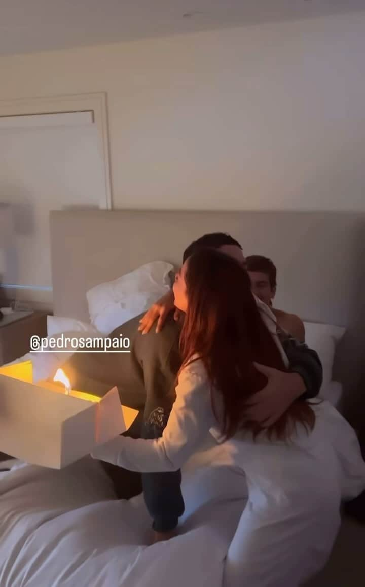 Hugo Glossのインスタグラム：「ATENÇÃO, que hoje é aniversário de Pedro Sampaio! 🚨🥳 O DJ completa 26 aninhos nesta quinta-feira (21), e acordou com uma surpresinha de Anitta em Aspen, nos Estados Unidos. Mais que amigos, MUITO friends! Essa JOIA RARA merece parabéns todos os dias! 🎉 A vela quase pegando fogo foi só um detalhe, viu, gente?! Kkkk (📹: @anitta)」