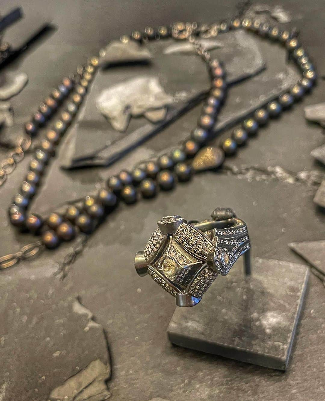 レクレルールさんのインスタグラム写真 - (レクレルールInstagram)「At LECLAIREUR, discover @Kundo_paris collection, influenced by the ancient jewelry and tribal art of the African, Asian and Indian subcultures translated and designed for the world of today.  Available at :   LECLAIREUR Boissy D’Anglas LECLAIREUR Hérold  #LECLAIREUR #Kundo」12月22日 2時29分 - leclaireur