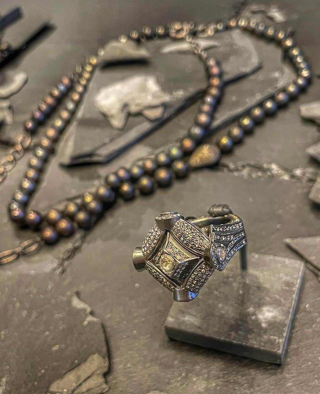 レクレルールのインスタグラム：「At LECLAIREUR, discover @Kundo_paris collection, influenced by the ancient jewelry and tribal art of the African, Asian and Indian subcultures translated and designed for the world of today.  Available at :   LECLAIREUR Boissy D’Anglas LECLAIREUR Hérold  #LECLAIREUR #Kundo」