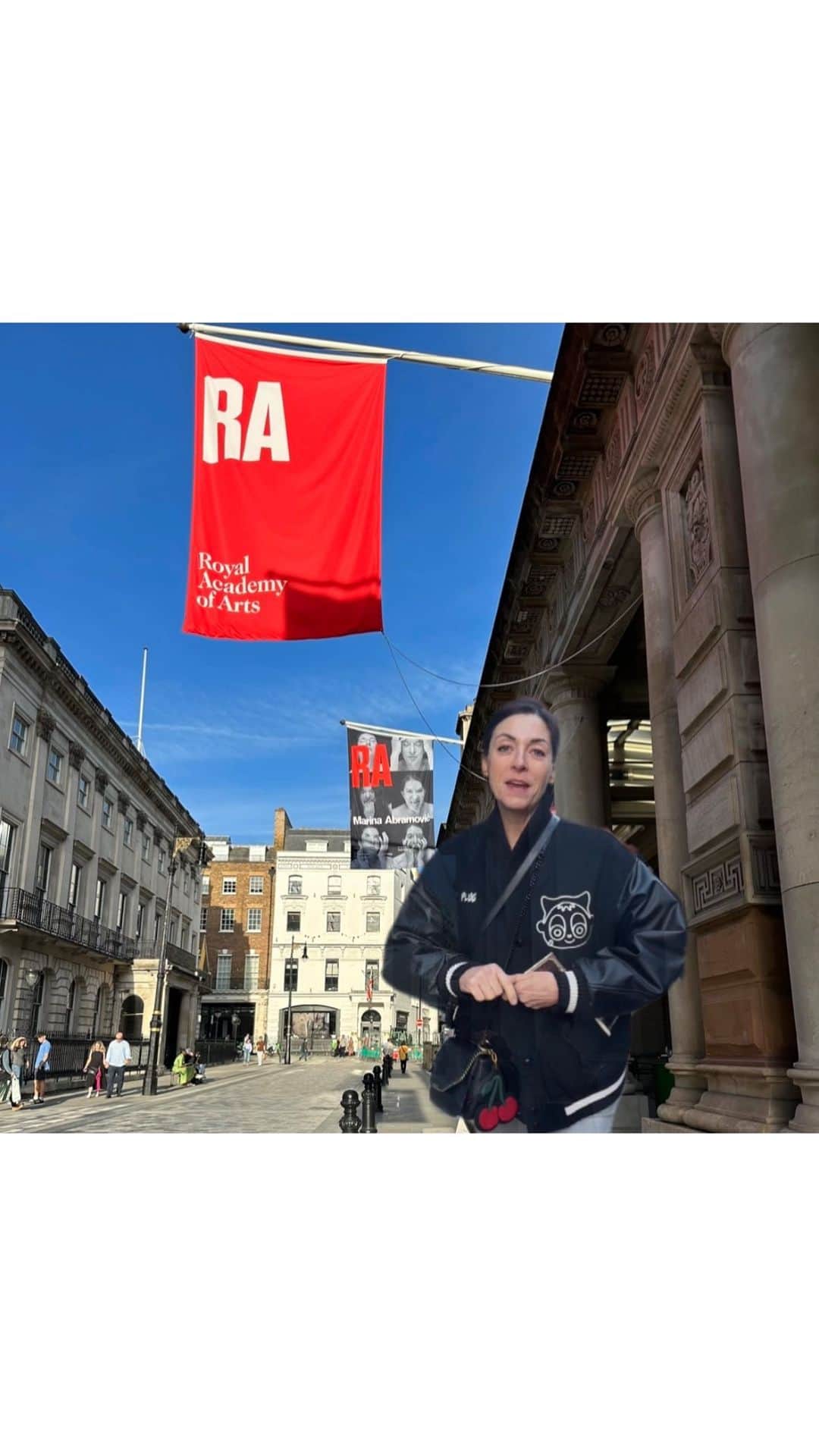 メアリー・マッカートニーのインスタグラム：「I ❤️ London! with so many hidden gems. The @royalacademyarts can be found nestled in central London.  And if you are stuck for any last minute Christmas presents the gift shop which has signed copies of my hybrid portrait/cookbook Feeding Creativity x plus you can see the @abramovicinstitute exhibition and get a bite to eat in the cafe x Mary」