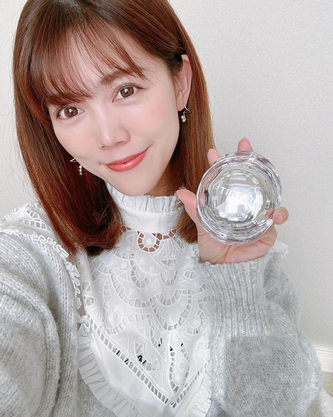 上坂由莉のインスタグラム：「新作コスメ🪞 ⁡ 4秒に1個売れてると言われているTIRTIRの MASK FITクッションシリーズから新商品が出たよ👩 ⁡ ⁡ 思わずパケ買いしたくなるキラキラケースの マスクフィットクリスタルメッシュクッション🪩 これを使ってる日は必ず肌ツヤツヤですね！！と、 オンラインレッスンの画面越しでも言ってもらえる🙈✨ ⁡ ⁡ ナチュラルメイクからしっかりメイクまで、 パフの重ねる回数でカバー力をコントロールできます🥰 実際に１〜４回の変化を腕でやってみたので スクロールして見てみてね🪞💕 ⁡ ⁡ SPF50+、PA++++とマスクフィットシリーズの中では 日焼け止め効果が一番高くて、夏でも安心☀️ ⁡ ⁡ 使用前にメッシュ網全体にファンデーションが浸るよう ティッシュで軽く押すか、パフで5回以上叩いて 馴染ませてから使用してみてください☺️ ⁡ ⁡ 美容液成分がたっぷり入った新作クッションファンデ💎 乾燥する冬の肌も、ツヤツヤ肌に変えてしまいましょ🤍 @tirtir_jp_official  ⁡ ⁡ #TIRTIR #PR #cosmetics #beauty #makeup #マスクフィットクリスタルメッシュクッション #クッションファンデ #韓国コスメ #新作コスメ #美肌 #コスメレポ #美容レポ #美容好き #ツヤ肌 #水光肌」