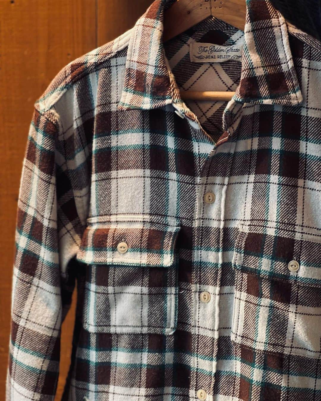 BEAMS+さんのインスタグラム写真 - (BEAMS+Instagram)「・  BEAMS PLUS RECOMMEND  REMI RELIEF × BEAMS PLUS  "C.P.O CHECK SHIRT ."  Check shirt with a warm look. Cotton and polyester material is used to create a classic look. Four pockets on the front and a relaxed fitting allow the shirt to be worn like a blouson.  -------------------------------------  暖かみのある表情のチェックシャツ。コットン×ポリエステルの素材を使用しクラシックな風合いに仕上げました。フロントには4つのポケットを配し、リラックスしたフィッティングの為ブルゾンライクに着用が可能に。   #beams #beamsplus #beamsplusharajuku  #mensfashion #remirelief」12月21日 19時35分 - beams_plus_harajuku