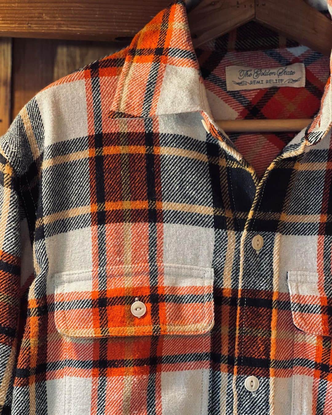 BEAMS+さんのインスタグラム写真 - (BEAMS+Instagram)「・  BEAMS PLUS RECOMMEND  REMI RELIEF × BEAMS PLUS  "C.P.O CHECK SHIRT ."  Check shirt with a warm look. Cotton and polyester material is used to create a classic look. Four pockets on the front and a relaxed fitting allow the shirt to be worn like a blouson.  -------------------------------------  暖かみのある表情のチェックシャツ。コットン×ポリエステルの素材を使用しクラシックな風合いに仕上げました。フロントには4つのポケットを配し、リラックスしたフィッティングの為ブルゾンライクに着用が可能に。   #beams #beamsplus #beamsplusharajuku  #mensfashion #remirelief」12月21日 19時35分 - beams_plus_harajuku