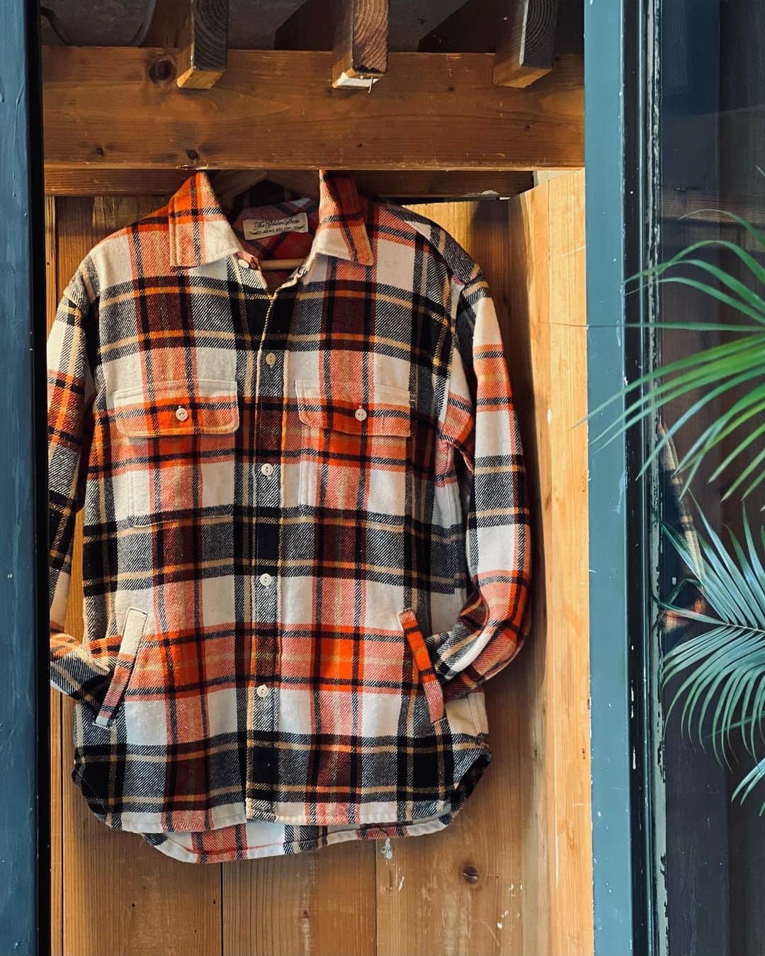 BEAMS+のインスタグラム：「・  BEAMS PLUS RECOMMEND  REMI RELIEF × BEAMS PLUS  "C.P.O CHECK SHIRT ."  Check shirt with a warm look. Cotton and polyester material is used to create a classic look. Four pockets on the front and a relaxed fitting allow the shirt to be worn like a blouson.  -------------------------------------  暖かみのある表情のチェックシャツ。コットン×ポリエステルの素材を使用しクラシックな風合いに仕上げました。フロントには4つのポケットを配し、リラックスしたフィッティングの為ブルゾンライクに着用が可能に。   #beams #beamsplus #beamsplusharajuku  #mensfashion #remirelief」