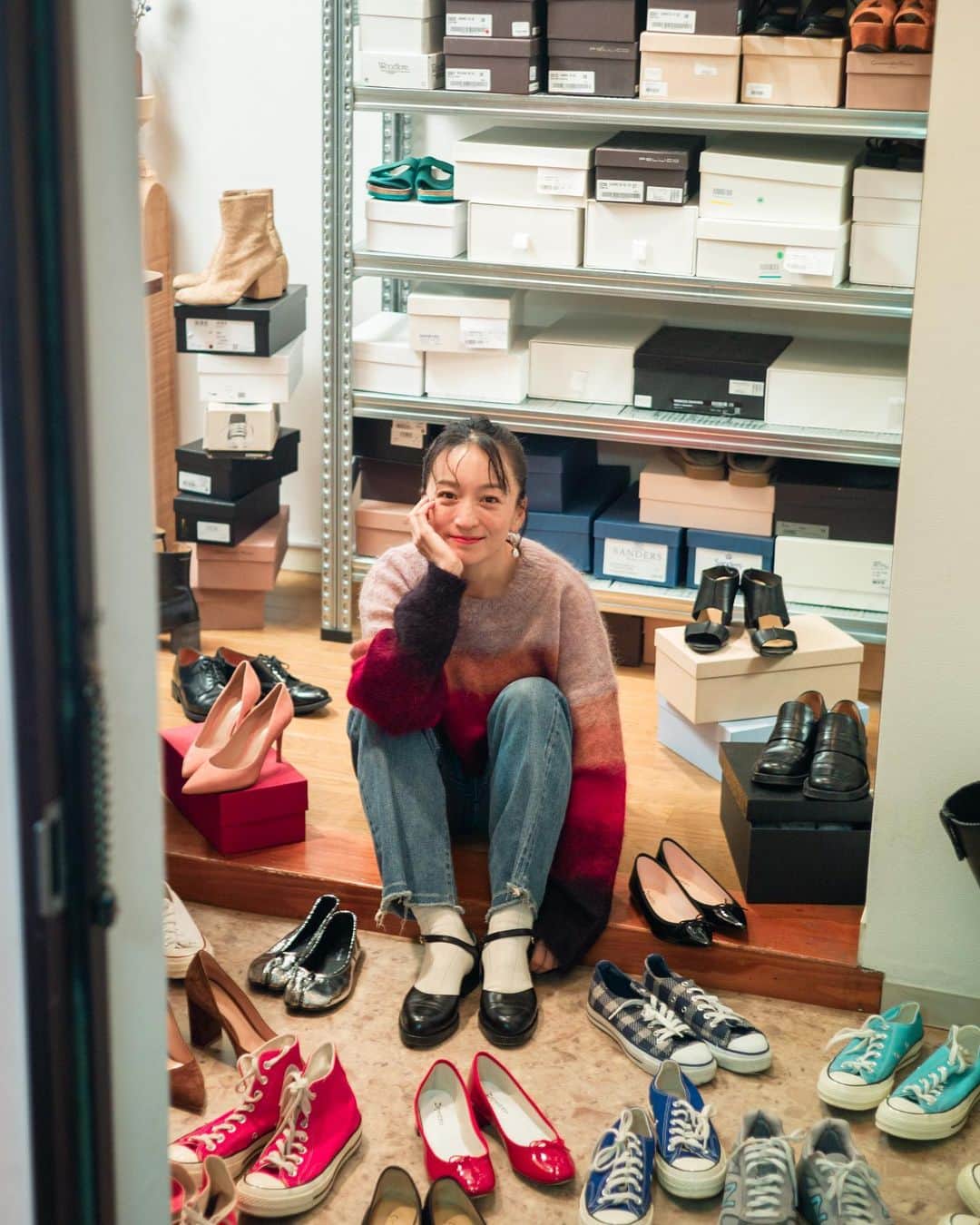 安井達郎のインスタグラム：「@liniere_tkj  2月号 妻の連載の撮影をしております。 コラムも面白いので是非誌面で読んでみてください。 自宅玄関でたくさんの靴と共に撮影しました。 @miyare38   #leicam9」