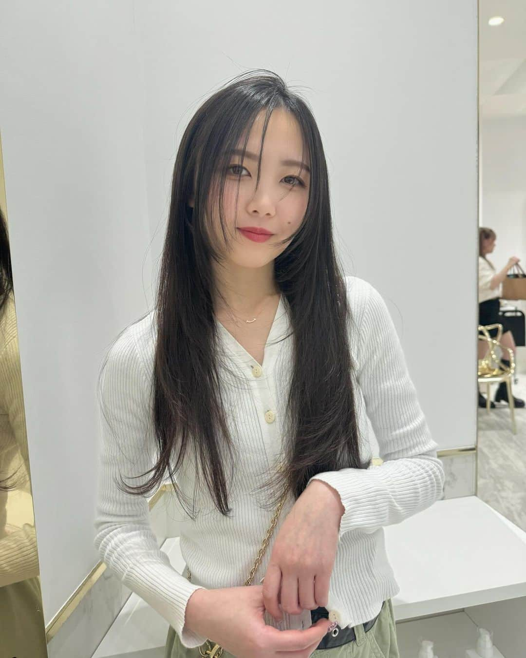 山邊未夢のインスタグラム：「みんなにいっぱい会えるから可愛くしてきた🦖 2023年ラストメンテです  ヘアーもネイルもギャルくしてもらったよ✌︎ 最後の動画も見てねーーーーー！  #ヘアー #ヘアスタイル #ヘアセット #ロングヘアー #ロングヘア #スーパーロング #レイヤー #レイヤーカット #レイヤースタイル #ギャル #ネイル #ネイルデザイン #ジェルネイル #ブルー #ブルーネイル #デニムネイル #ヒョウ柄 #ハートネイル #リボンネイル #トレンドネイル #冬ネイル #ピンクネイル #キラキラネイル #ギャルネイル #日本人 #アイドル #japanesegirl #動画 #リール」