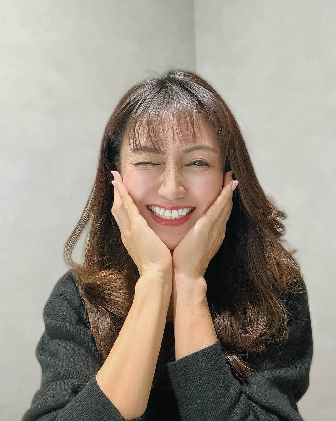 マキさんのインスタグラム写真 - (マキInstagram)「.​ もうすぐクリスマス🎄​ ​ 大好きな人にプレゼント🎁するの​ 何にしようかなあ⁉️​ と悩んでる男性の方も多いと思います😊​ ​ 実際にプレゼントも嬉しいんですが、彼氏がいつもと違う服装や髪型を変えてサプライズするのも、彼女にとってはビックサプライズ‼️​ 自分のために、色々気にしてくれてるって嬉しくなるんですよ👍​ ​ 自分の中でカッコいい男性像もあるし、実は気になっているとこを解決するだけで、自分の自信になりますよね‼️​ ​ そんな男性の皆様に是非、活用してもらいたいのが、Noah（ノア）‼️​ @ofnoah.jp​ ​ オンラインで日本全国から受け答えしてもらえて、AGAやそのほかの健康に関する男性特有の悩みを解決にむけて手助けをしてくれるんです。​ ​ チャット機能対応だから顔も合わせなくて良くって、ノアポイントも利用に応じて貯まるの。さらに購入した商品は全額返金保証もあって、さらに送料も無料💰​ ​ 初診は¥2,000円（税込）‼️​ 同じ症状の再診であれば無償‼️​ ​ 気になる方は下記からチェックしてね。​ ​ 📞050-3134-4343​ ​ ✉hello@ofnoah.jp​ ​ 💻www.ofnoah.jp​ 視聴者特典：会計ページでクーポンコード「BETTERMAN」を入力すると¥2,000（税込）の初診料が無料に！​ ​ ​ #ofnoahjp #menshealth #men #health #オンライン診療 #AGA #新商品 #オリジナル商品#pr」12月21日 20時57分 - maki_s0205