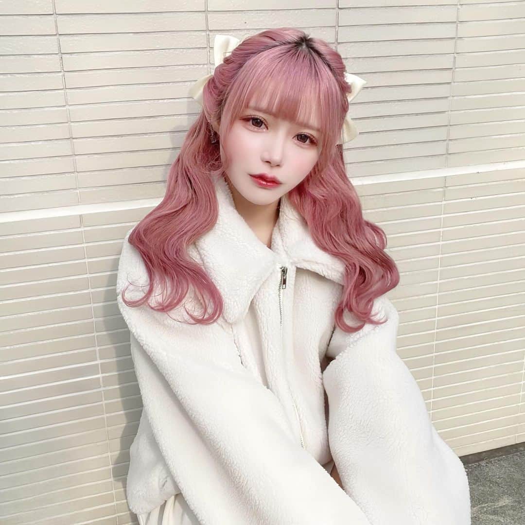 Yuupyonさんのインスタグラム写真 - (YuupyonInstagram)「🤍🤍🤍🤍 ⁡ ⁡ もこもこのアウター🫶🏻 最近こればっかり着てる！軽いのにあったかくて シンプルなデザインだから着やすいんだよねദി^._.^)  @hotping_japan  のだよー💕 ここ発送も早くて好きー！ ⁡ ⁡ #HOTPING#fashion#code#winter#winterfashion#white#whitecode#koreafashion#koreanstyle#hairstyles#ホットピング#韓国#韓国ファッション#韓国コーデ#冬服#アウター#ホワイトコーデ#ホワイトカラー#ヘアメ#ヘアアレンジ#もこもこ#もこもこアウター#ピンクヘアー」12月21日 21時04分 - pyon_1211