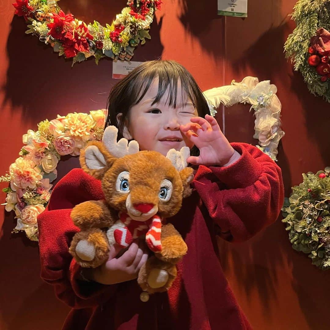 はやめいのインスタグラム：「. 載せていなかったクリスマスマーケット の写真 🎄.* 🦌 ♡  娘はトナカイさんのぬいぐるみ 私はくまさんのキーホルダーを 🧸 ‪ꔛ‬  思い出に残るかわいいぬいぐるみ をお迎え出来て良かったね 🫶🏻  👦🏻くんとはしゃぎすぎて髪を 結んでいたのが取れてました 。 笑  クリスマスも楽しみだ 〜 🎶  #クリスマスマーケット#tcm2023 #東京クリスマスマーケット #クリスマスコーデ#クリスマスデート #外苑前#明治神宮外苑」