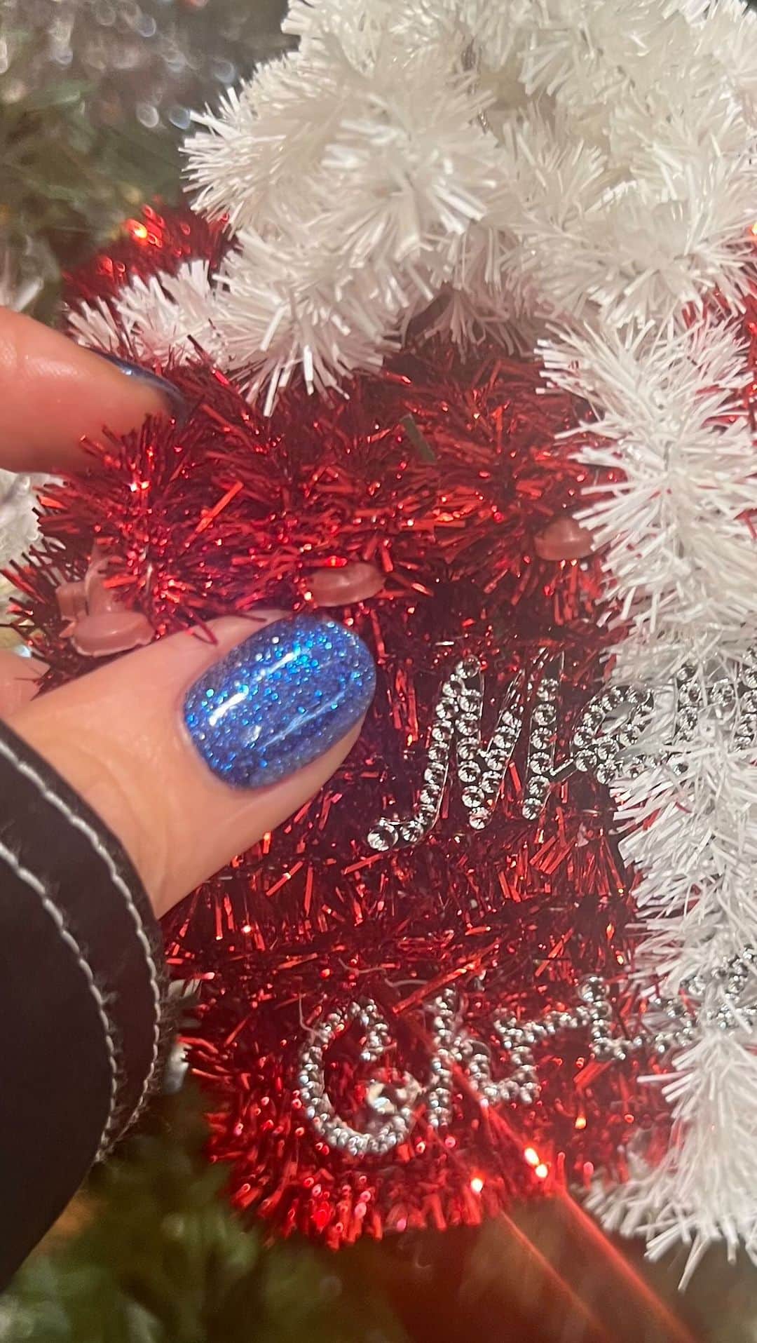 大桑マイミのインスタグラム：「キラキラ🤩ネイルでholiday mode☝️✨ 睫毛はLEDエクステでお願い🤲しています。 持ちが良く、クレンジングも、ノーストレス🤍」