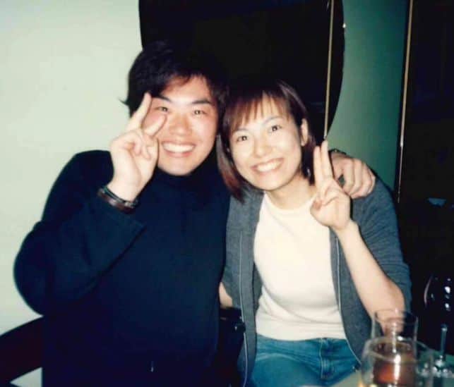 梅田陽子さんのインスタグラム写真 - (梅田陽子Instagram)「. 1枚目、今！  2枚目、25年前の大学時代の゙俺ら🍻って写真です。  たぶん、セントフォースに入りたて、 事務所でバイトさせていただいていた頃でしょうか🐤🔰  大学時代のサークル 早稲田大学商業映画研究会（BEA） の同期で 我ら52期の幹事長だった浅川智仁君。  同期は10人くらいで アットホーム。 みんな仲良くて よく飲みに行ったり旅行にいったり。 大学時代のその中の一コマの写真。 懐かしいねぇwww 浅ちゃんが持っていてくれました。  私は大学入ってから 実はある朝から全く起きられなくなって 鬱っぽくなってしまい 学校に行けなくなるという時期もあったのですが、  （意外かと思われますが、 体の中の気が抜けちゃうほど疲れやすかったり エネルギー酔いしてしまったり 最近は自分の取り扱いがわかるようになったのだけど、まぁまぁ大変と、はじめて話してみる 今は随分とタフになりましたが、 気をつけている次第）  早大サークルのみんな、 学女のみんなに随分支えてもらいました。  前置きが長くなりましたが  そんな浅ちゃんも卒業後 ナポレオンヒルでナンバー1の営業マンになり その後、営業の怪獣、じゃなくてw 営業研修・コンサルティングとして独立をし、 13年を走り抜けたとのこと👏👏👏  今日は浅ちゃんの会社 ライフデザインパートナーズ株式会社の パーティー、懇親会で 仕事として行ってきました。  彼の著書は、 ビジネス本ランキングで常に上位です。  これからも共に切磋琢磨できる仲間でいたい。 宜しく！ あの時も今も、陽子ちゃんって呼んでもらえるのが嬉しいです。  サークルのみんな、元気かな？？？  #大学からの友達  #サークル #今 #パーティー #年末 #クリスマス #生きるということ #大学辞めなくてよかった #自己肯定感 #繊細さんのひとりごと #いろんなことがありました #浅川智仁 #梅田陽子」12月21日 22時12分 - yokoumeda