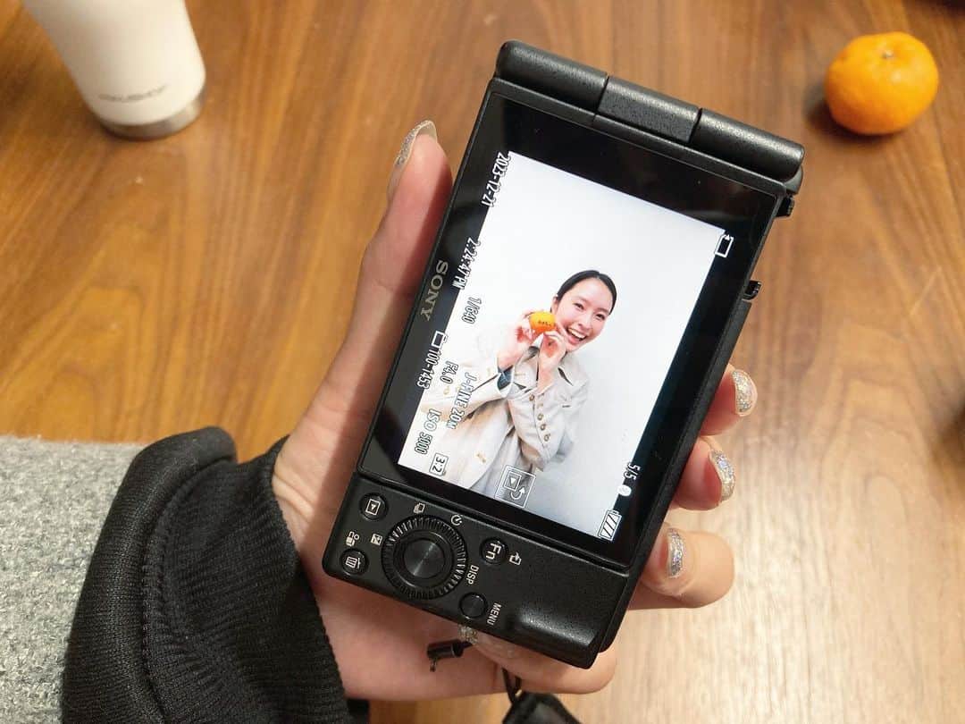 水野瑛さんのインスタグラム写真 - (水野瑛Instagram)「. 社長がみかんをくれました🍊 秋クールでワークショップが一緒の、事務所の皆さまと。 みんな芝居に真っ直ぐで、ひたむきで、人見知りで殻に籠りがちな私が毎週ここで学ぶのがすごくすごく楽しみになりました。 新しい事を学べる嬉しさ、自分の未熟さとぶつかる悔しさ、全部ひっくるめて本当に充実してます。 今クールは来週で終わりで、年明けからまた新しいクラスになるのがちょっと寂しい。けどこれもまた成長への一歩！！ . #actorslife  #actingclass」12月21日 22時19分 - 4aki15