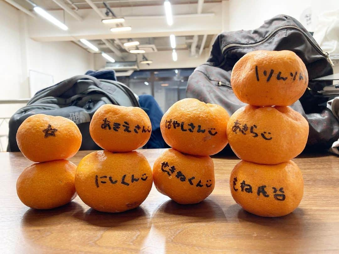 水野瑛さんのインスタグラム写真 - (水野瑛Instagram)「. 社長がみかんをくれました🍊 秋クールでワークショップが一緒の、事務所の皆さまと。 みんな芝居に真っ直ぐで、ひたむきで、人見知りで殻に籠りがちな私が毎週ここで学ぶのがすごくすごく楽しみになりました。 新しい事を学べる嬉しさ、自分の未熟さとぶつかる悔しさ、全部ひっくるめて本当に充実してます。 今クールは来週で終わりで、年明けからまた新しいクラスになるのがちょっと寂しい。けどこれもまた成長への一歩！！ . #actorslife  #actingclass」12月21日 22時19分 - 4aki15