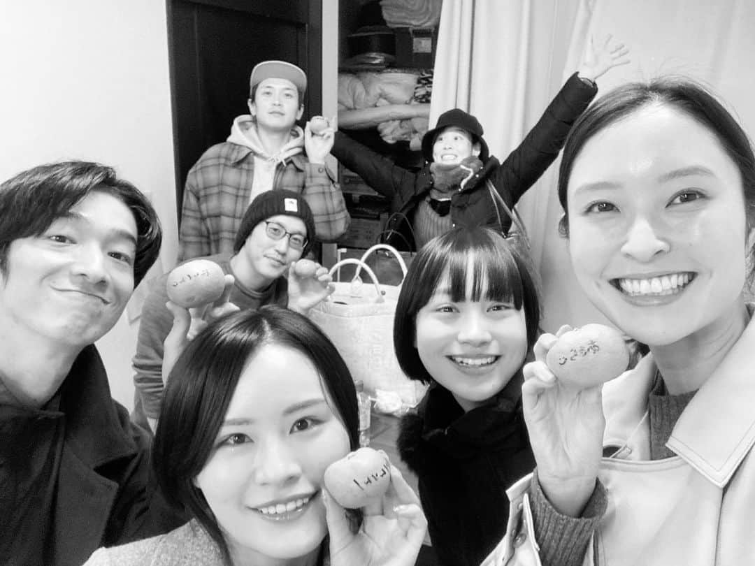 水野瑛さんのインスタグラム写真 - (水野瑛Instagram)「. 社長がみかんをくれました🍊 秋クールでワークショップが一緒の、事務所の皆さまと。 みんな芝居に真っ直ぐで、ひたむきで、人見知りで殻に籠りがちな私が毎週ここで学ぶのがすごくすごく楽しみになりました。 新しい事を学べる嬉しさ、自分の未熟さとぶつかる悔しさ、全部ひっくるめて本当に充実してます。 今クールは来週で終わりで、年明けからまた新しいクラスになるのがちょっと寂しい。けどこれもまた成長への一歩！！ . #actorslife  #actingclass」12月21日 22時19分 - 4aki15