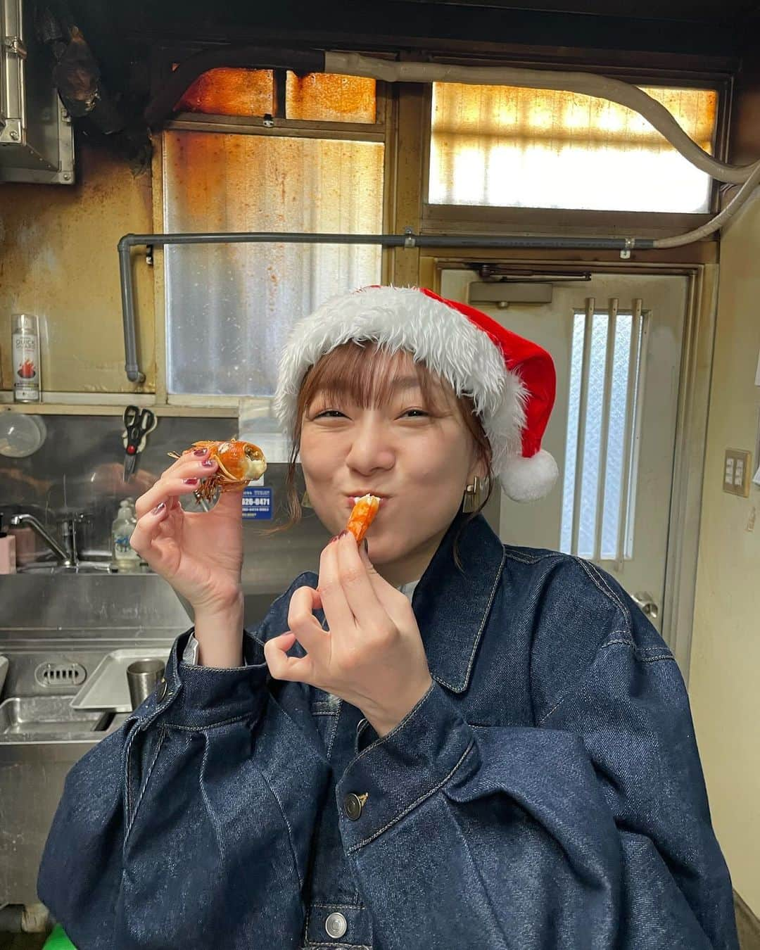 須田亜香里さんのインスタグラム写真 - (須田亜香里Instagram)「あかりサンタ🎅🏻 視聴者さんへのクリスマスプレゼントをいただくため、 2023年反響の多かったお店へ直接お出かけしました🎄 しかし、どの店舗の皆様も優し過ぎて幸せ満腹での帰宅。 皆様、ありがとうございました✨ (ディレクターはまさかのSKE時代お世話になった🍄Dと小林さん🙏)  12月23日(土)18:30〜放送 テレビ愛知 #愛知あたりまえ( @atarimae_tva ) 最近locipoアプリだけでなくTVerでも配信始まりました🍀」12月21日 23時40分 - akarisuda