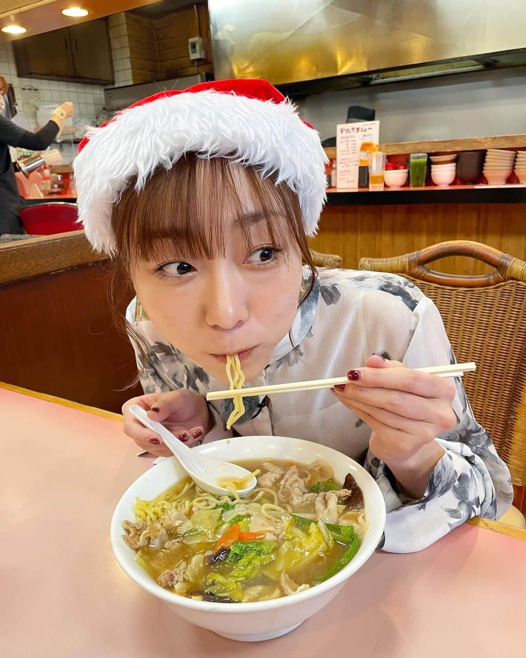須田亜香里のインスタグラム：「あかりサンタ🎅🏻 視聴者さんへのクリスマスプレゼントをいただくため、 2023年反響の多かったお店へ直接お出かけしました🎄 しかし、どの店舗の皆様も優し過ぎて幸せ満腹での帰宅。 皆様、ありがとうございました✨ (ディレクターはまさかのSKE時代お世話になった🍄Dと小林さん🙏)  12月23日(土)18:30〜放送 テレビ愛知 #愛知あたりまえ( @atarimae_tva ) 最近locipoアプリだけでなくTVerでも配信始まりました🍀」
