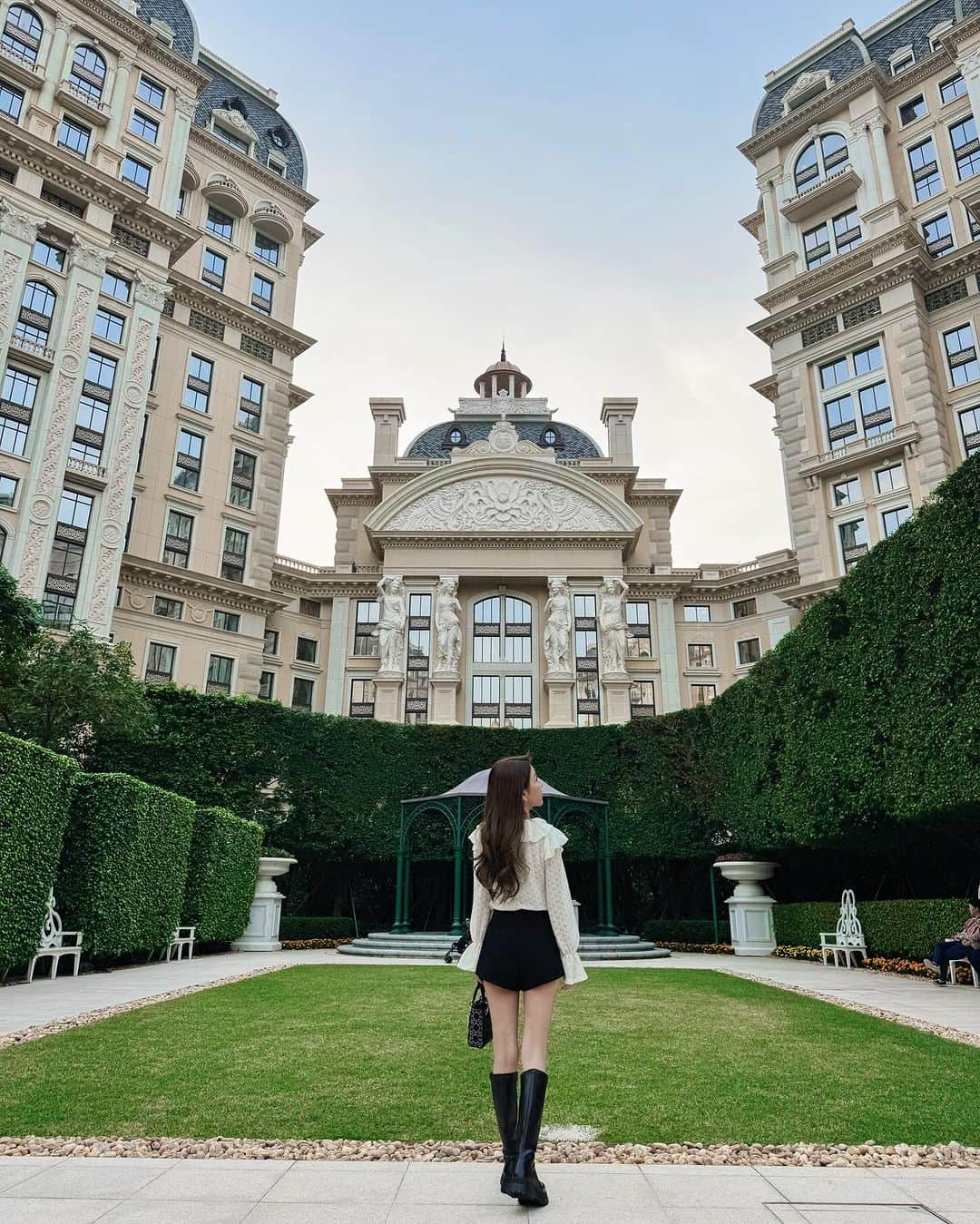 Vivi Tamさんのインスタグラム写真 - (Vivi TamInstagram)「每個節日都需要一場記錄的儀式感✨  如果大家去澳門玩 推介兩間Palazzo Versace Macau內奢華格調的餐廳✨ 俾大家慶祝聖誕❄️  🍷當奧豐素1890 DonAlfonso1890🍷 來自義大利南部米芝蓮星級家族的餐廳 一進餐廳即步入Versace雍容絢爛的藝術世界 水磨石地板由人手鋪設而成 所有的餐具和刀叉🍴 甚至洗手間里的用品 均為Versace定制，彰顯華麗✨  🥂嘉樂酒吧🥂 粉藍色營造輕鬆典雅的氛圍 這次選了聖誕下午茶套餐🫖 可以說是貌美和美味並存，而且還是現場製作！ 下午茶後還有Tiramisu 也是套餐的呢✨  @grandlisboapalace @sjmdining #澳門上葡京 #嘉樂酒吧 #當奧豐素1890 #GrandLisboaPalace #SJMDining #LaScaladelPalazzo #donalfonso1890」12月21日 23時50分 - vivivvtam