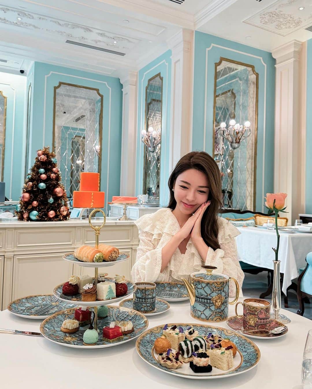 Vivi Tamさんのインスタグラム写真 - (Vivi TamInstagram)「每個節日都需要一場記錄的儀式感✨  如果大家去澳門玩 推介兩間Palazzo Versace Macau內奢華格調的餐廳✨ 俾大家慶祝聖誕❄️  🍷當奧豐素1890 DonAlfonso1890🍷 來自義大利南部米芝蓮星級家族的餐廳 一進餐廳即步入Versace雍容絢爛的藝術世界 水磨石地板由人手鋪設而成 所有的餐具和刀叉🍴 甚至洗手間里的用品 均為Versace定制，彰顯華麗✨  🥂嘉樂酒吧🥂 粉藍色營造輕鬆典雅的氛圍 這次選了聖誕下午茶套餐🫖 可以說是貌美和美味並存，而且還是現場製作！ 下午茶後還有Tiramisu 也是套餐的呢✨  @grandlisboapalace @sjmdining #澳門上葡京 #嘉樂酒吧 #當奧豐素1890 #GrandLisboaPalace #SJMDining #LaScaladelPalazzo #donalfonso1890」12月21日 23時50分 - vivivvtam