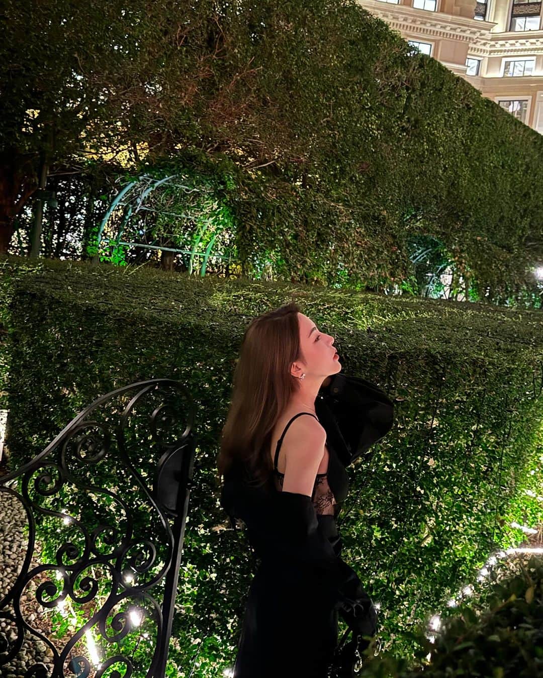 Vivi Tamさんのインスタグラム写真 - (Vivi TamInstagram)「每個節日都需要一場記錄的儀式感✨  如果大家去澳門玩 推介兩間Palazzo Versace Macau內奢華格調的餐廳✨ 俾大家慶祝聖誕❄️  🍷當奧豐素1890 DonAlfonso1890🍷 來自義大利南部米芝蓮星級家族的餐廳 一進餐廳即步入Versace雍容絢爛的藝術世界 水磨石地板由人手鋪設而成 所有的餐具和刀叉🍴 甚至洗手間里的用品 均為Versace定制，彰顯華麗✨  🥂嘉樂酒吧🥂 粉藍色營造輕鬆典雅的氛圍 這次選了聖誕下午茶套餐🫖 可以說是貌美和美味並存，而且還是現場製作！ 下午茶後還有Tiramisu 也是套餐的呢✨  @grandlisboapalace @sjmdining #澳門上葡京 #嘉樂酒吧 #當奧豐素1890 #GrandLisboaPalace #SJMDining #LaScaladelPalazzo #donalfonso1890」12月21日 23時50分 - vivivvtam