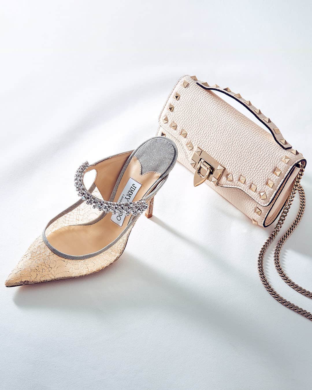GILTのインスタグラム：「RE: Your NYE ’fit. Top things off with #JimmyChoo and #Valentino.」