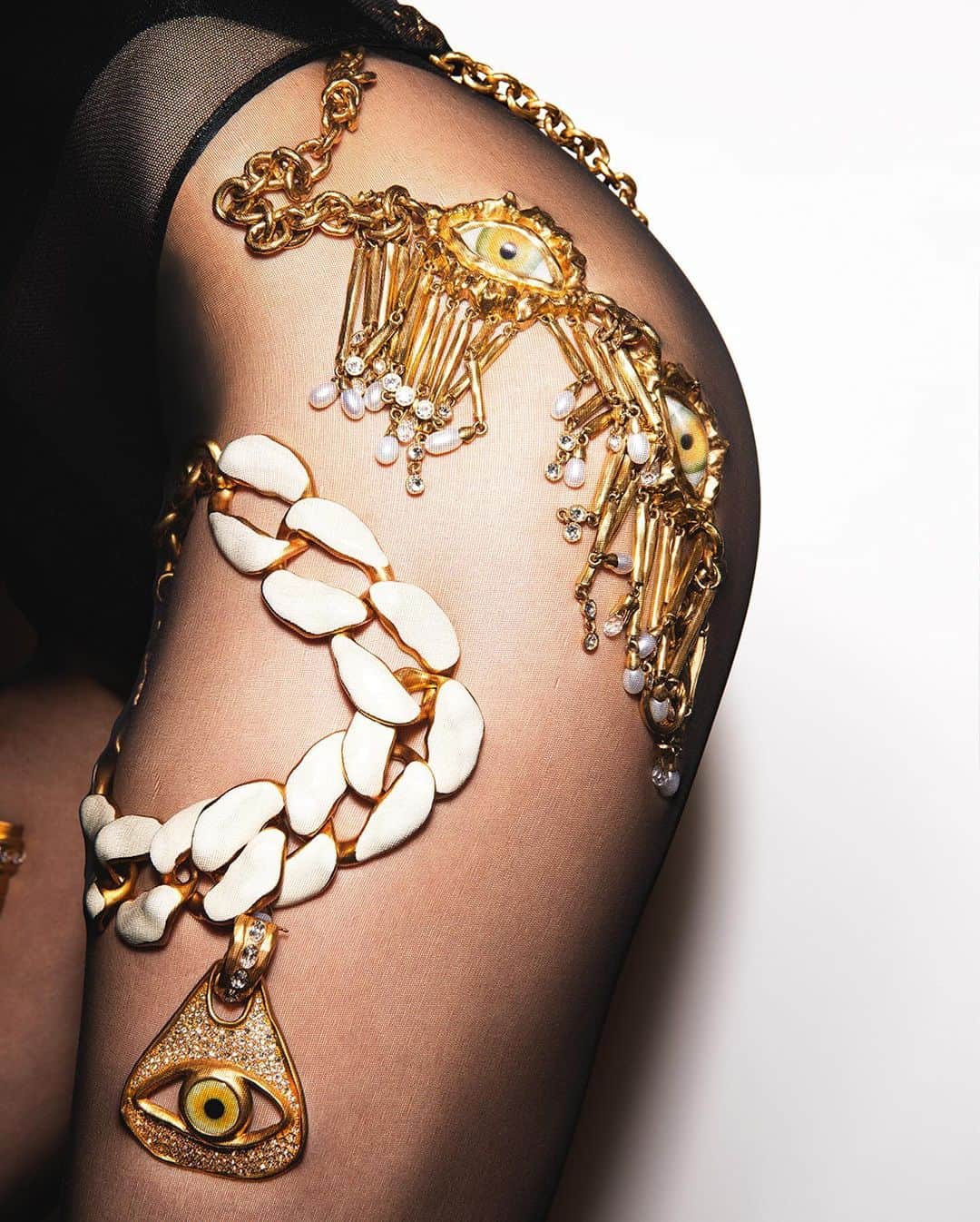 スキャパレリのインスタグラム：「SCHIAPARELLI SURREALIST BIJOUX BY @DANIELROSEBERRY  Available at 21 Place Vendôme @bergdorfs @harrods @neimanmarcusbeverlyhills @neimanmarcusdowntown  #Schiaparelli」