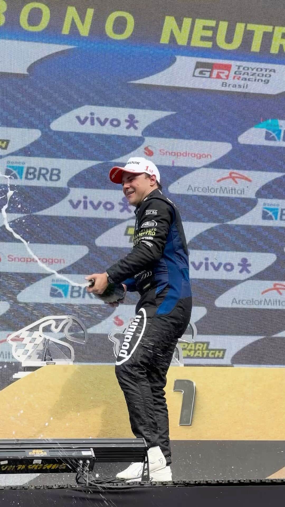 フェリペ・マッサのインスタグラム：「Triunfo absoluto! 🏁   Felipe Massa, nosso super piloto, brinda à vitória na última etapa da Stock Car 2023 e à parceria de sucesso com a Tokio. 💚   Confira!   #TokioMarineSeguradora #FelipeMassa #StockCar」