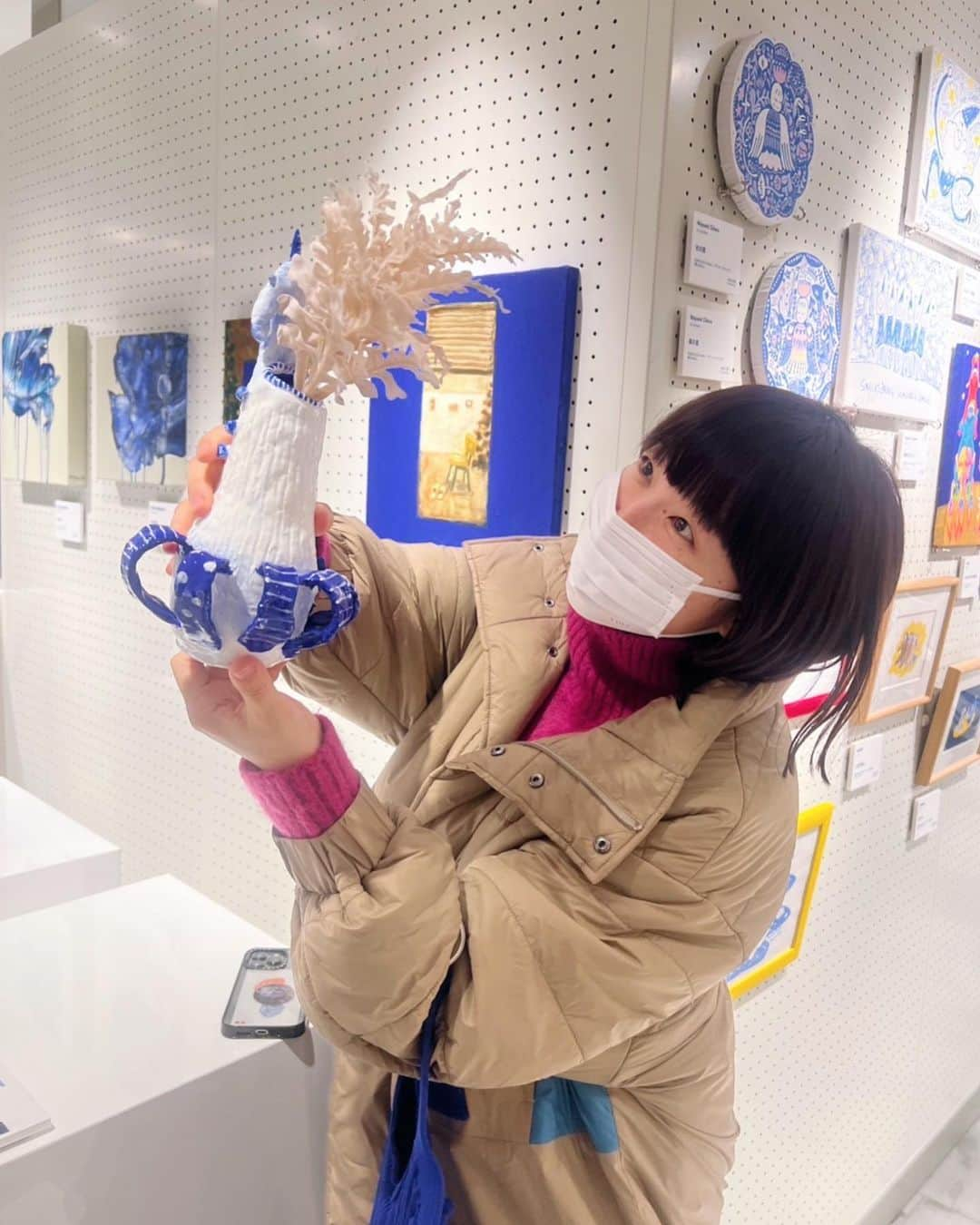 たむらぱんさんのインスタグラム写真 - (たむらぱんInstagram)「伊勢丹新宿店の会場を訪れました。作品をご購入いただきまことにありがとうございます。繋げられることができて嬉しいです。 アート展は25日まで開催中です！  外に出たら、きらきらした景色が街に溢れていました🌲✨  ===========================  たむらぱんを含めた総勢16名のアーティストが、奇跡の青と呼ばれる顔料「YInMn Blue（インミンブルー）」を元に作成した画材を使用したアート作品を制作し、展示・販売します。  売り上げは全て津波で甚大な被害を受けた地域に開園した福島県相馬市尾浜こども公園に草スキーを建設する費用とされます。  『SOMA BLUE X’mas with ISETAN』 12/20～12/25  10am〜8pm 伊勢丹新宿本館５階　@isetan_shinjuku   #soma #somablue  #isetan #伊勢丹」12月22日 1時07分 - _tamurapan_