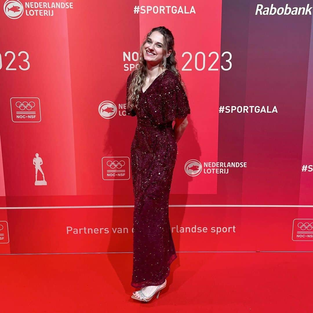 ラウラ・デ・ウィットのインスタグラム：「Sportgala dump 🎞️ Ladies took the Trophy (again!), well deserved 🏆 🥰   People always do this, mine is less fancy tho lol Dress: vinted Hair: @purelou.nl  Makeup: myself Heels: Zara」