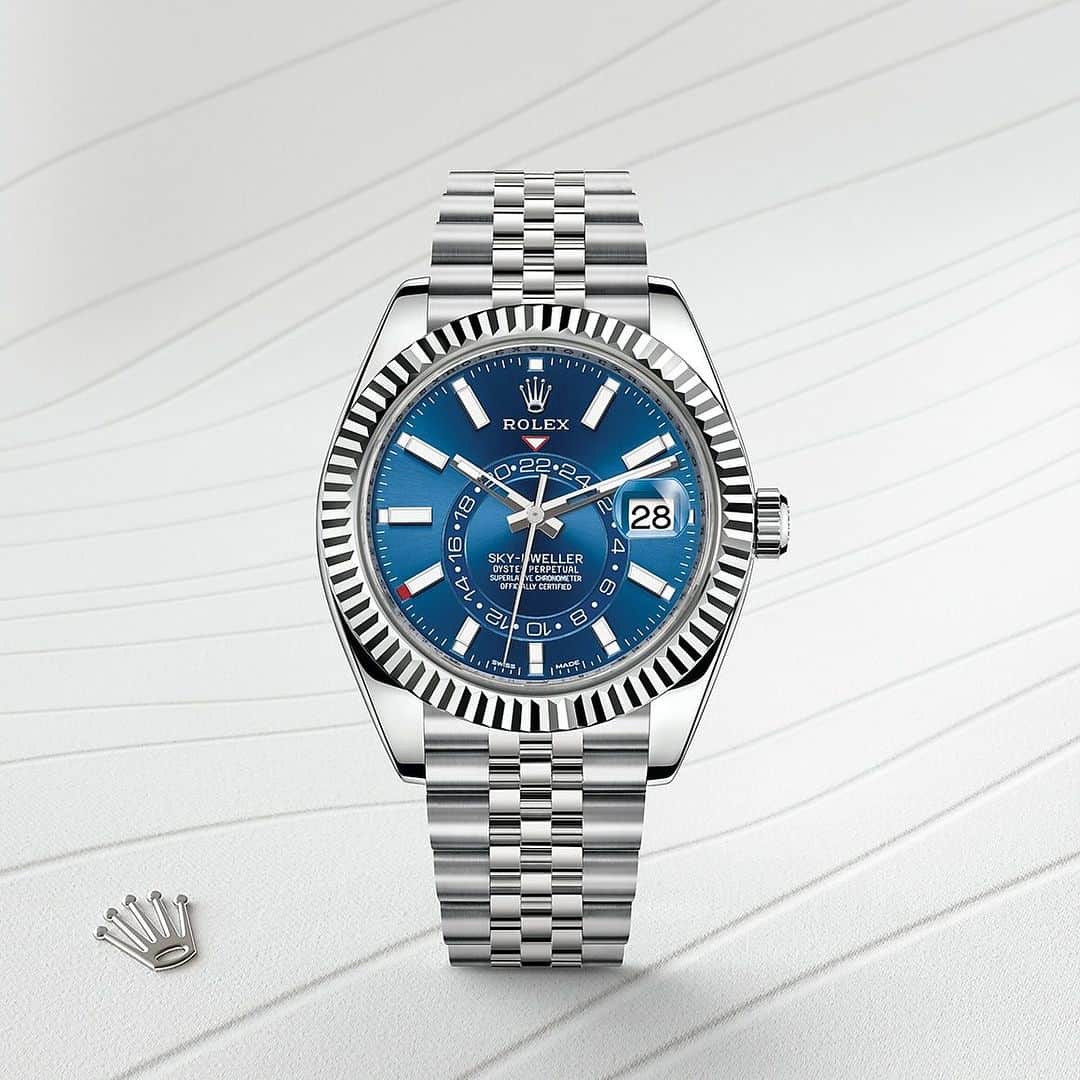 ROLEX ジュエリーパリのインスタグラム：「世界を旅する旅行者のための時計。 ロレックス スカイドゥエラー、オイスタースチール＆ホワイトゴールド、42 mmケース、ダイアル: ブライトブルー、ブレスレット: ジュビリー（Jubilee）。  #Rolex ＃ロレックス #SkyDweller #ジュエリーパリ」
