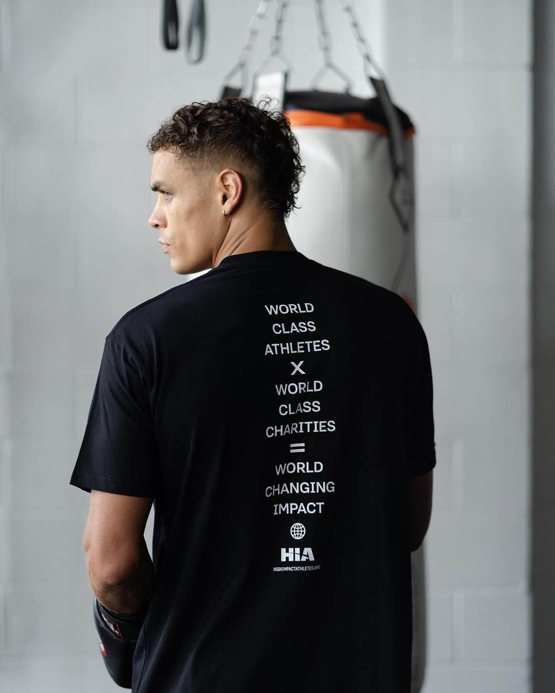 デイヴィッド・ニカのインスタグラム：「Step behind the scenes with us as we prep for a campaign with @davidnyika and @againstmalariafoundation 🦟🥊   Watch this space 👀   Thank you to @thefoundryboxingclub for letting us into your ring, and for @nhostudios and @ellmacc.shot for capturing it 🎥」