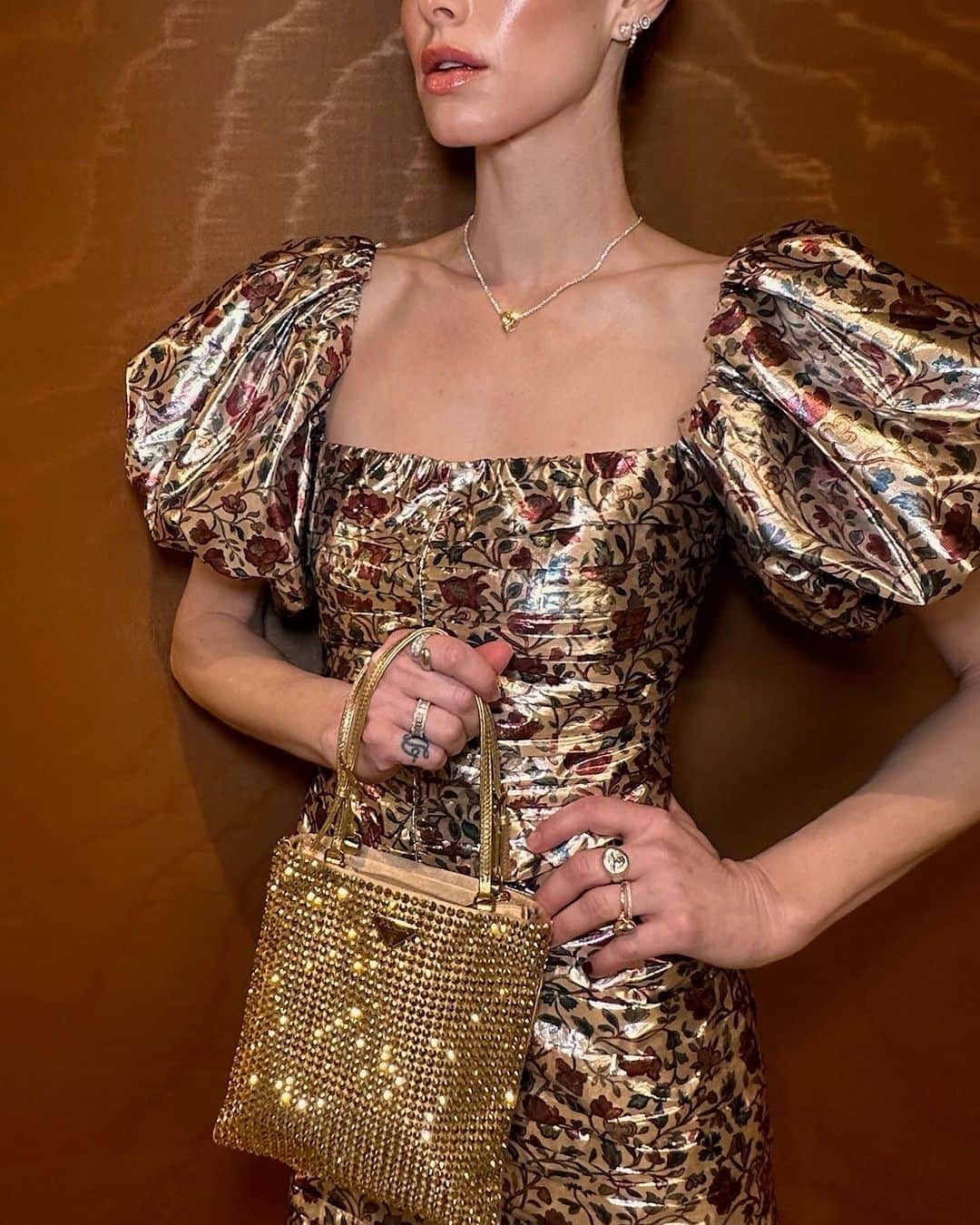 ホイットニー・ポートのインスタグラム：「Can’t wait to dress up for the holidays to sit in the living room LOL! I’m hosting this year and I can’t wait to dress up and be the hostess with the mostess, what is everyone wearing for the holiday? Dressing up or keeping it casual? ✨👠  @wynnlasvegas @maisonwynn」