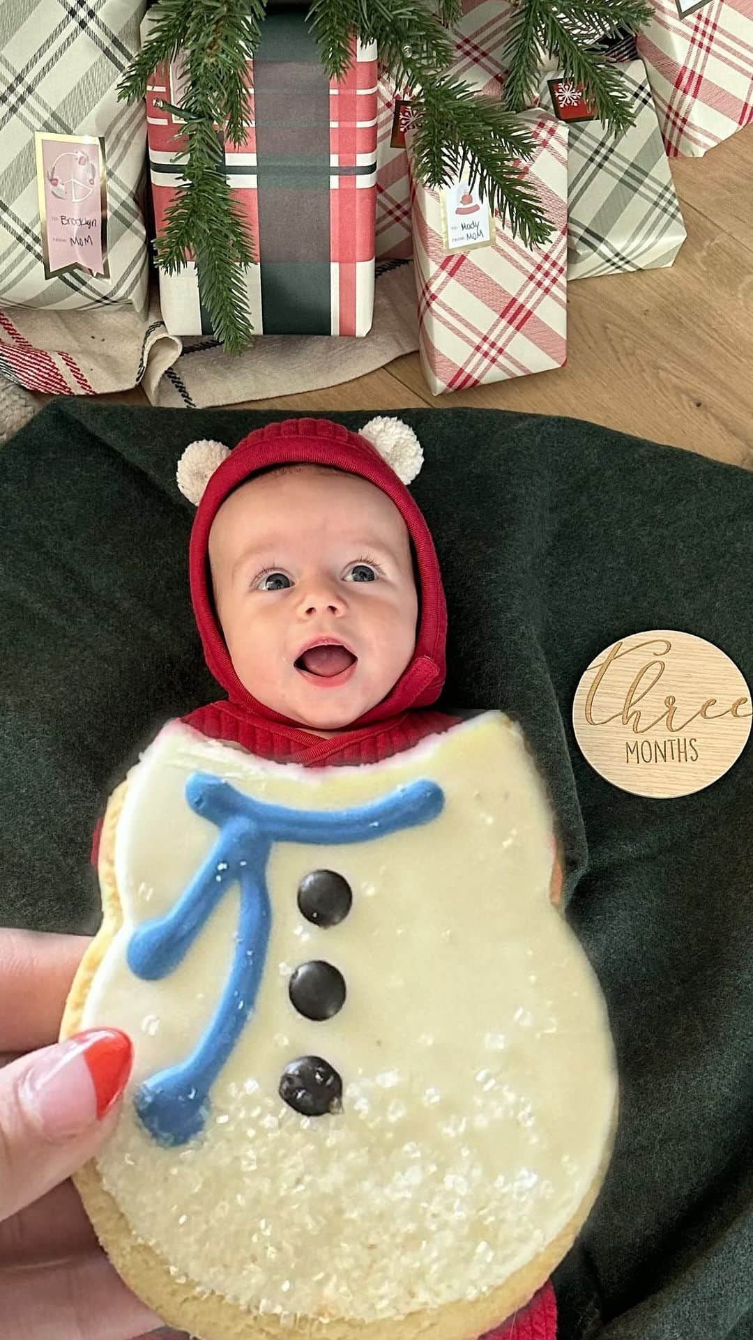 ミカイラ・スキナーのインスタグラム：「Three months of pure bliss♥️⛄️  #babygirl #christmas #threemonthold」