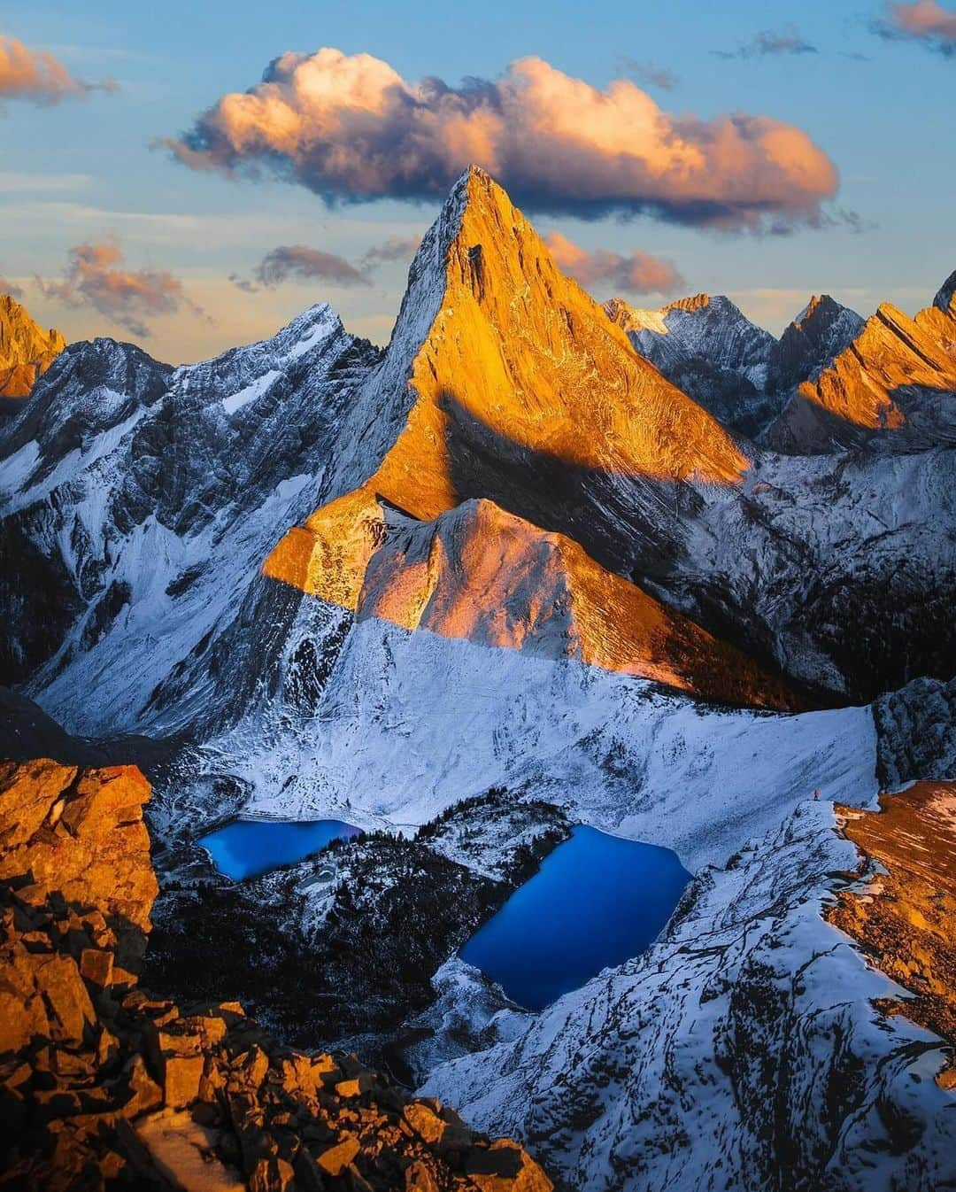 Discover Earthさんのインスタグラム写真 - (Discover EarthInstagram)「Lost in the rugged beauty of the Rockies 🇨🇦 🍂  📍 Rockies, Canada  🇨🇦 #DiscoverCanada with @jakeguzman」12月22日 5時03分 - discoverearth