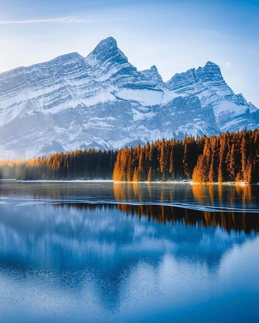 Discover Earthのインスタグラム：「Lost in the rugged beauty of the Rockies 🇨🇦 🍂  📍 Rockies, Canada  🇨🇦 #DiscoverCanada with @jakeguzman」