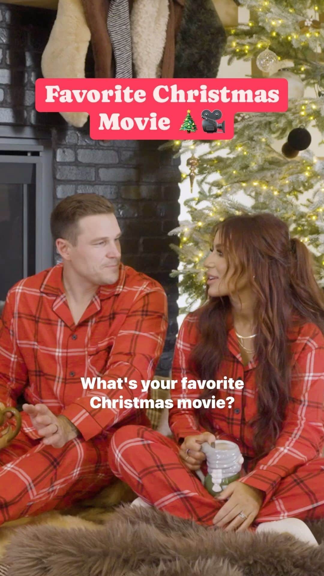 Chelsea Houskaのインスタグラム：「What’s your favorite Xmas movie and why is it #HomeAlone? ❄️ 📺 #DownHomeFab #ChristmasMovies #HappyHolidays」